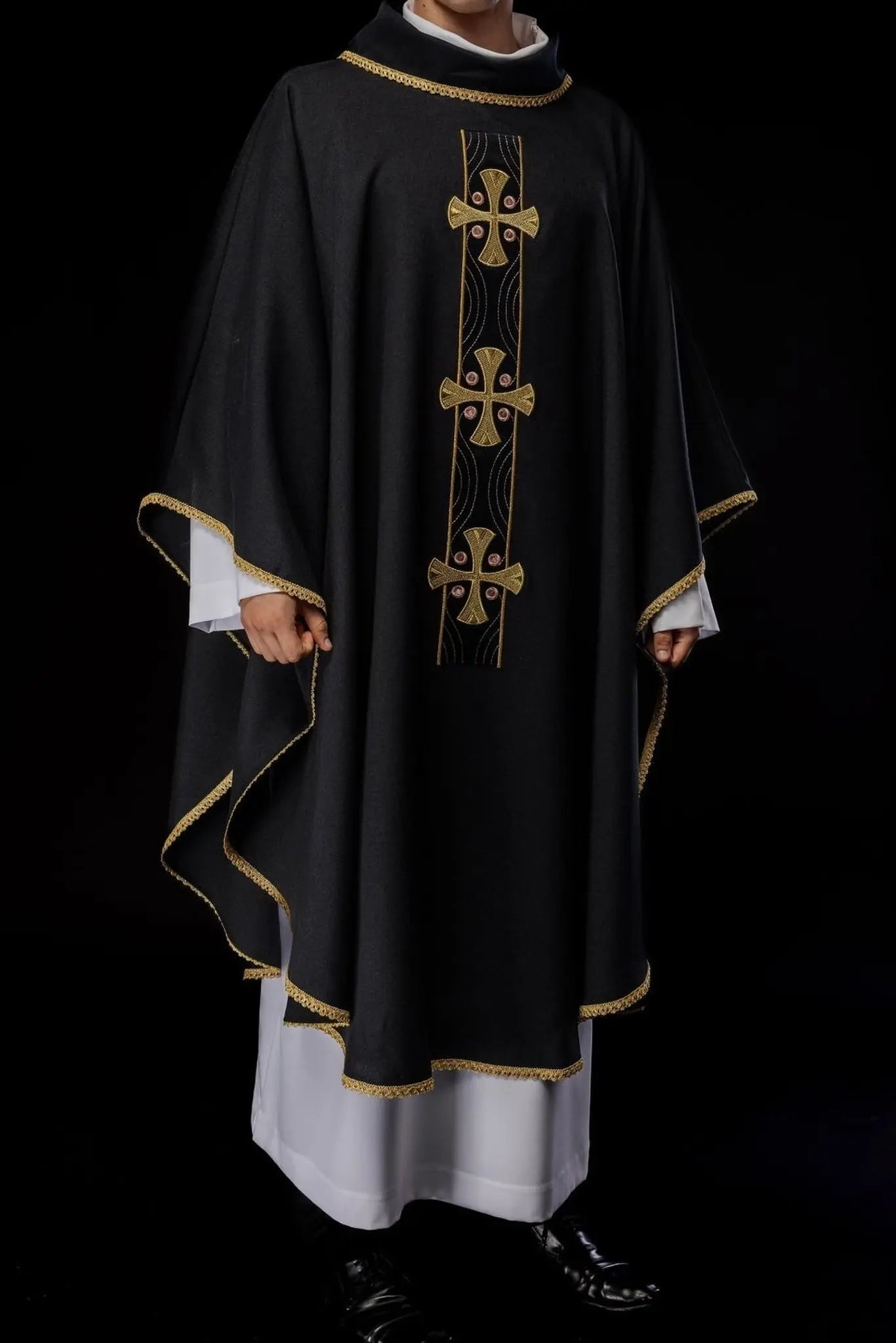 Chasuble avec croix dorées brodées et passepoil de col noir