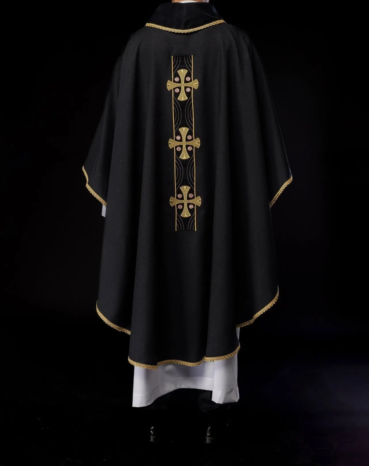 Chasuble avec croix dorées brodées et passepoil de col noir