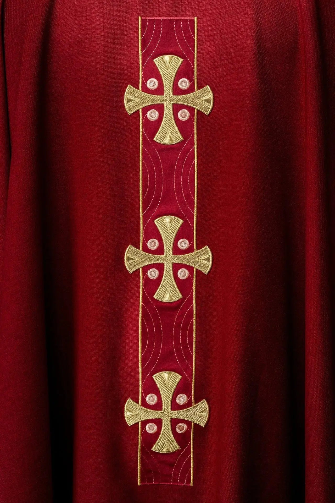 Chasuble avec croix dorées brodées et passepoil de col rouge