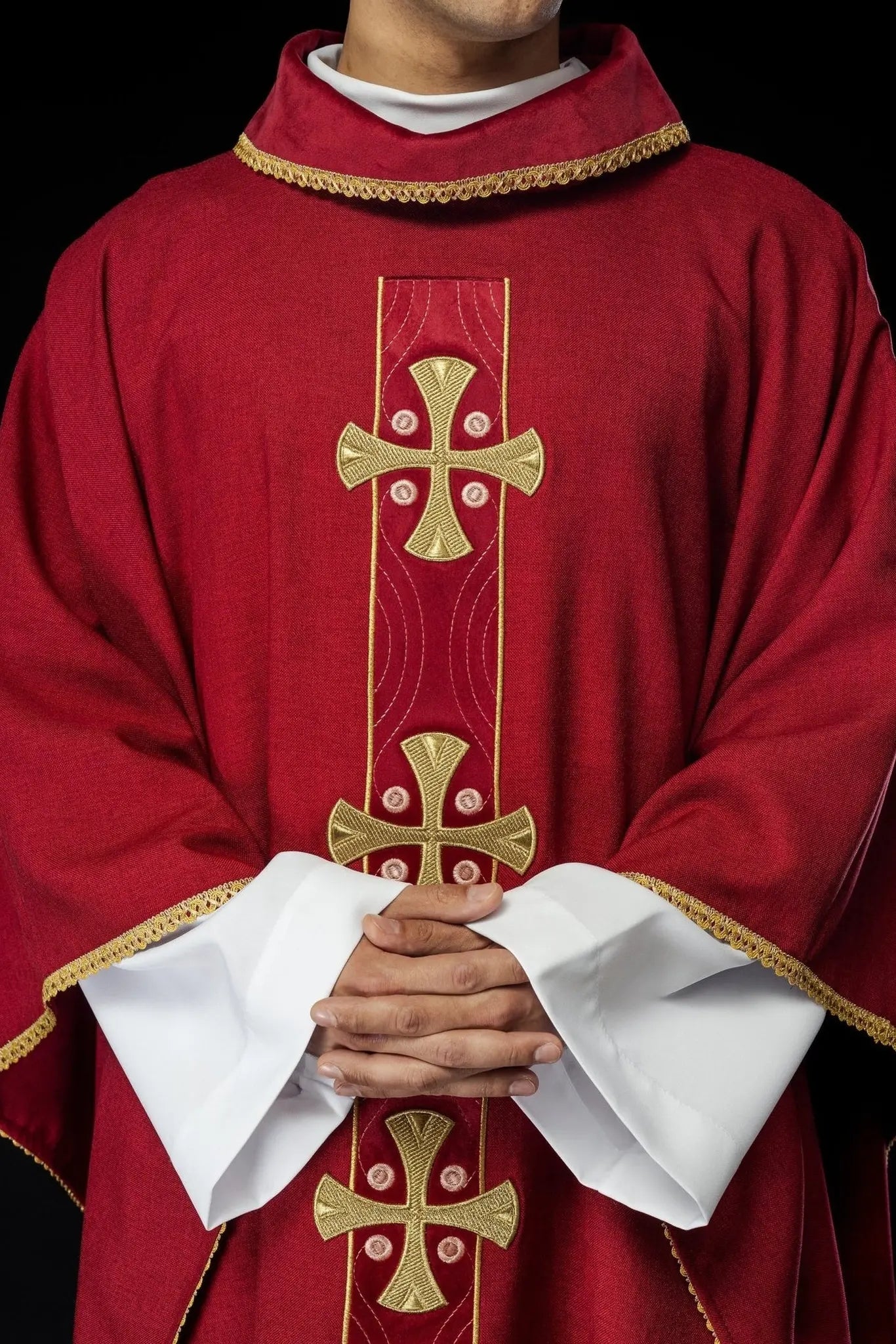Chasuble avec croix dorées brodées et passepoil de col rouge