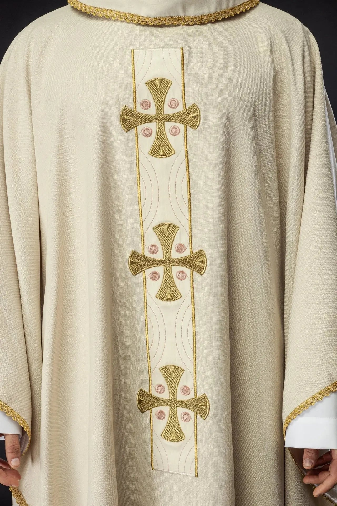 Chasuble avec croix dorées brodées et bordure de col en couleur écrue