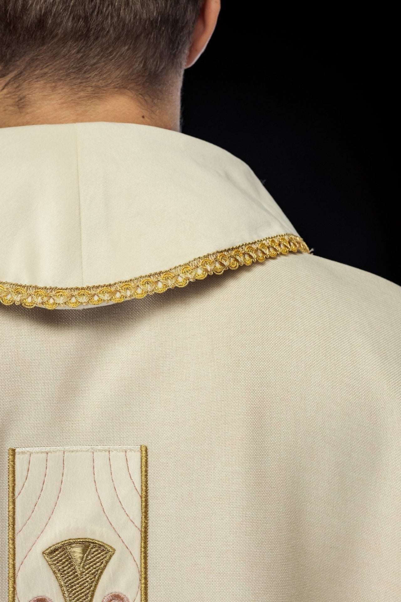 Ornat w haftowane złote krzyże i lamówkę na kołnierzu w kolorze ecru