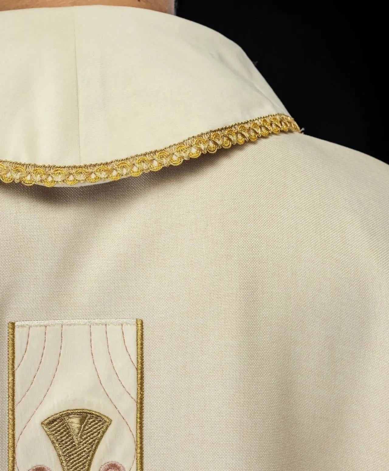Chasuble avec croix dorées brodées et bordure de col en couleur écrue