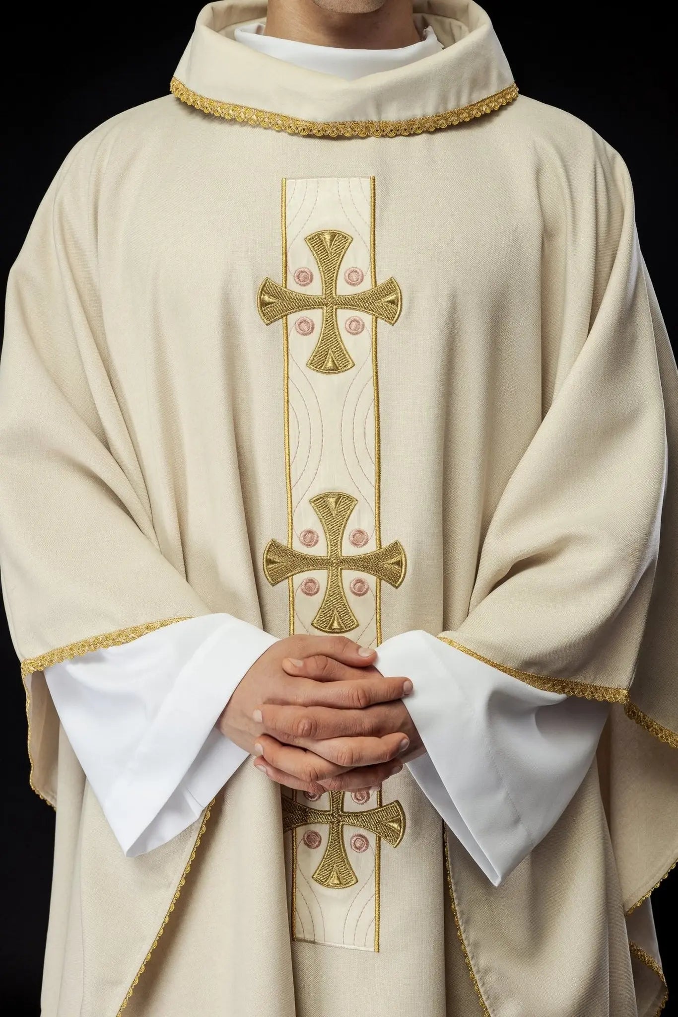 Chasuble avec croix dorées brodées et bordure de col en couleur écrue