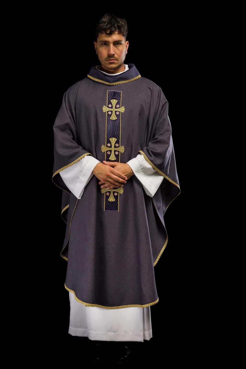 Ornat w haftowane złote krzyże i lamówkę na kołnierzu w kolorze fioletowym