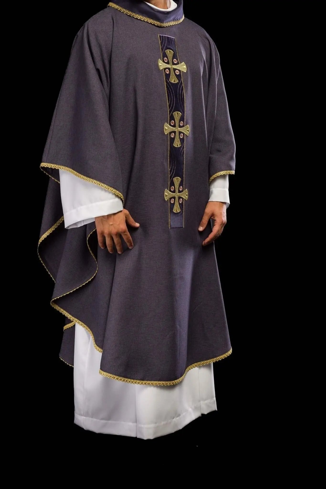 Chasuble avec croix dorées brodées et passepoil sur le col en violet