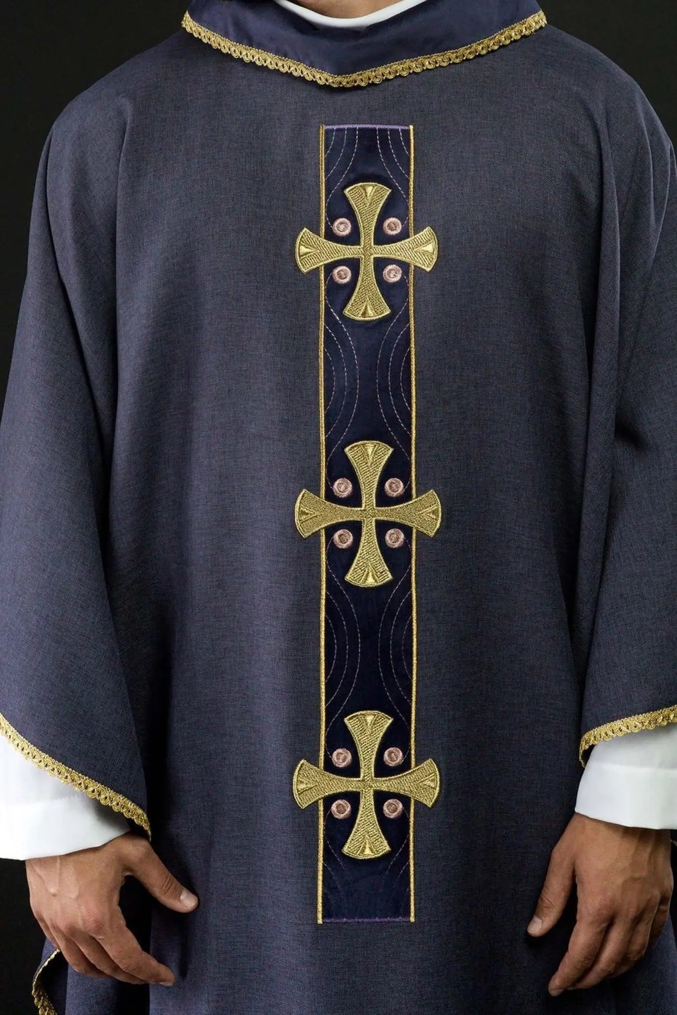 Chasuble avec croix dorées brodées et passepoil sur le col en violet