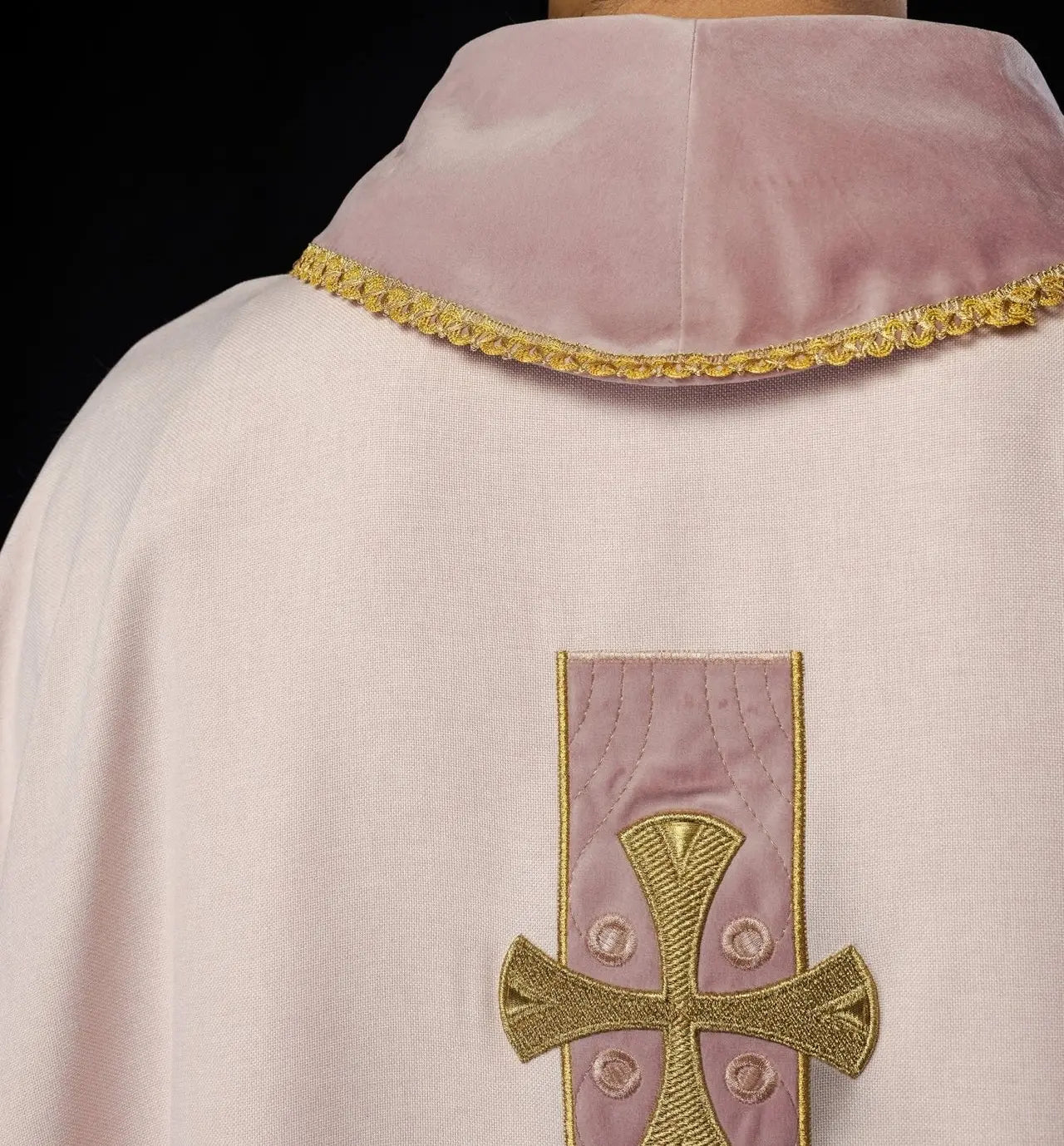 Chasuble avec croix dorées brodées et passepoil sur le col en couleur rose