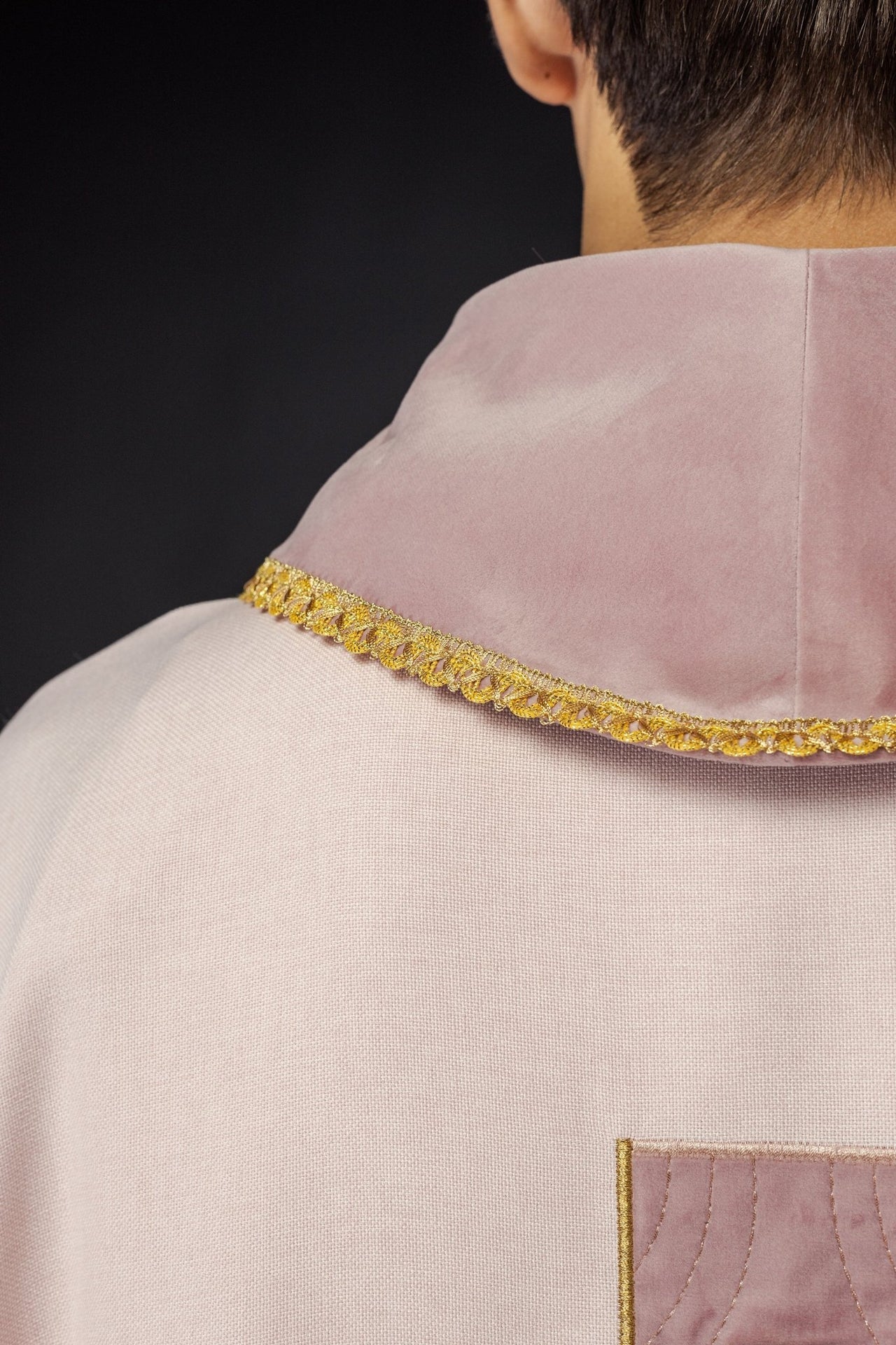 Ornat w haftowane złote krzyże i lamówkę na kołnierzu w kolorze różowym