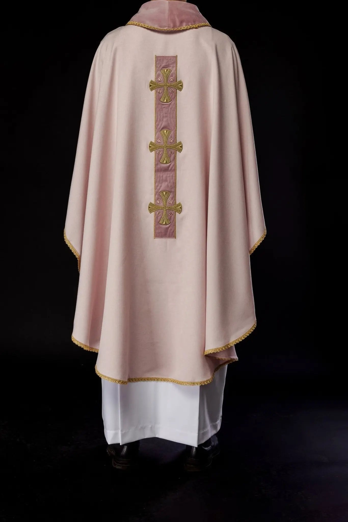 Chasuble avec croix dorées brodées et passepoil sur le col en couleur rose