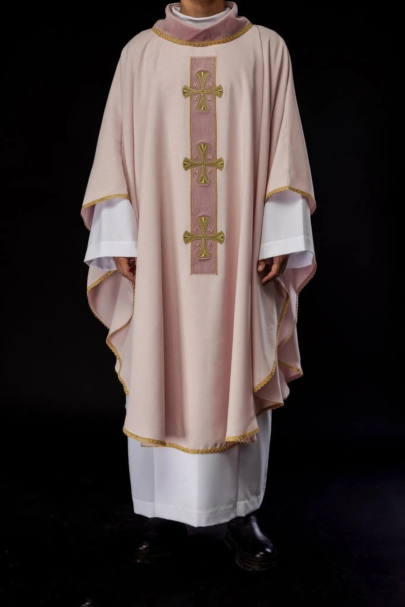 Chasuble avec croix dorées brodées et passepoil sur le col en couleur rose