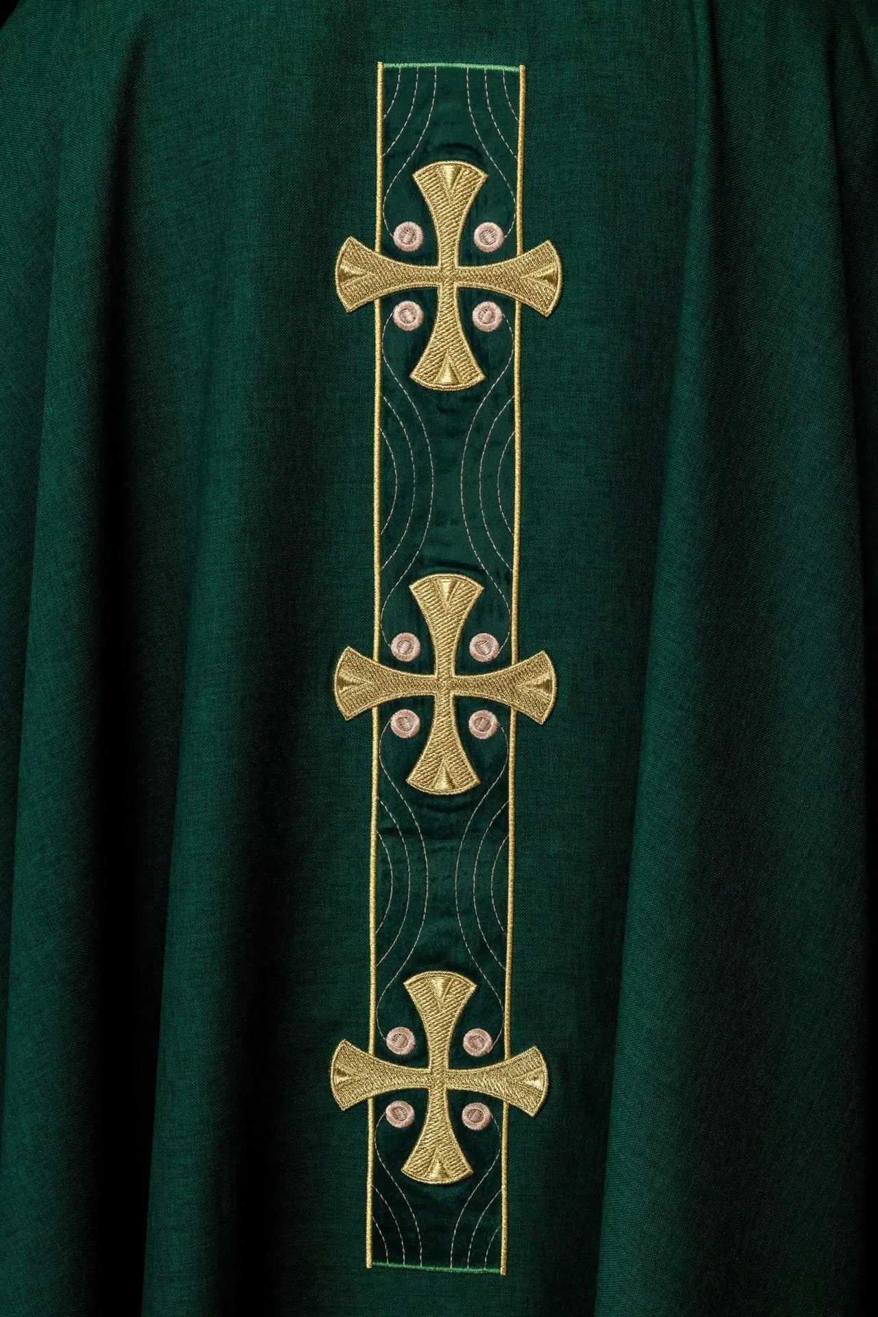 Chasuble avec croix dorées brodées et passepoil vert au col