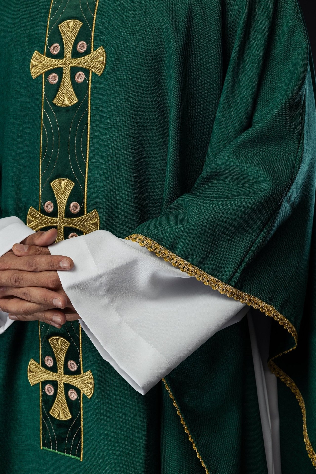 Ornat w haftowane złote krzyże i lamówkę na kołnierzu w kolorze zielonym