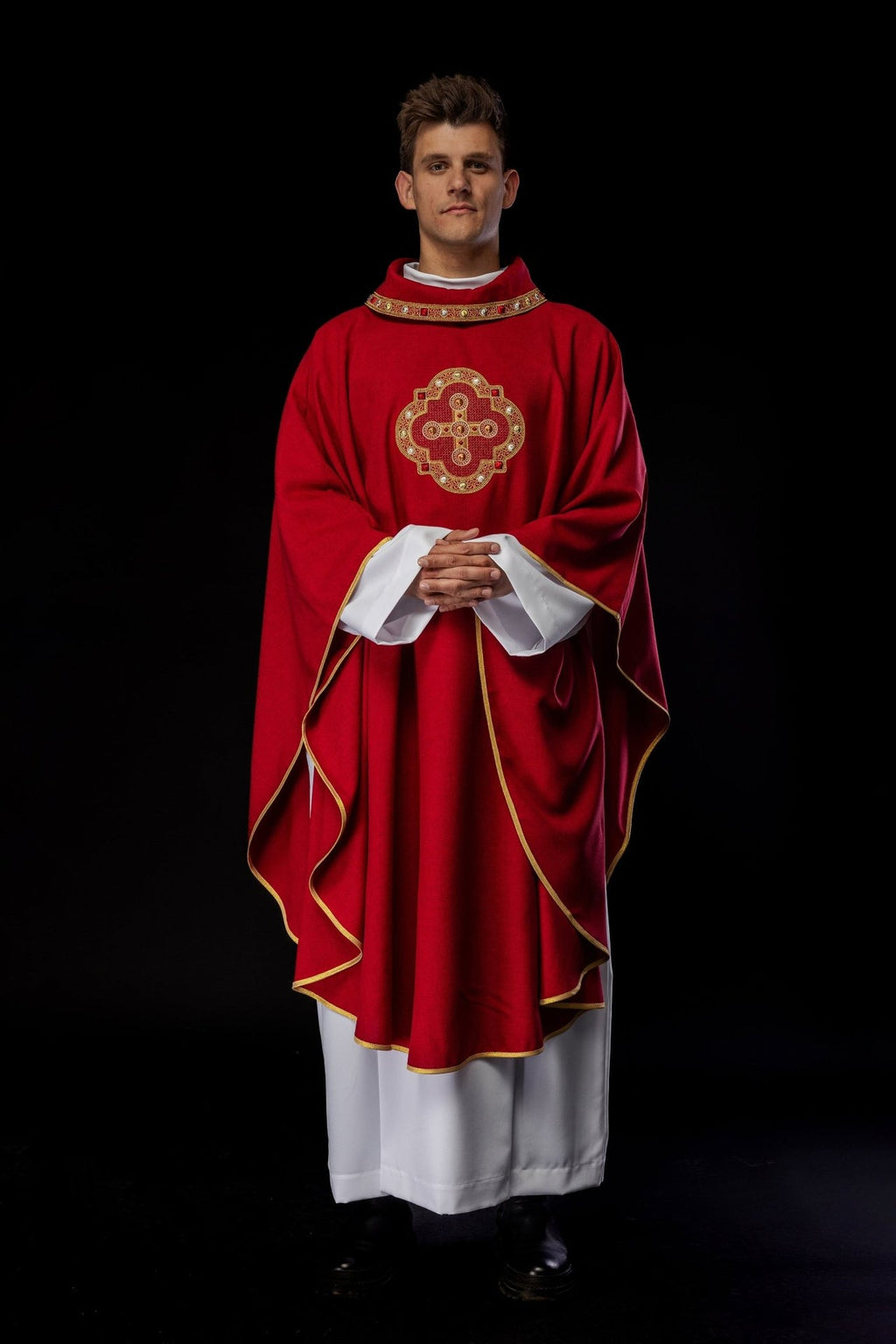 Ornat w kolorze czerwonym z haftowaną lamówką na kołnierzu i wokół haftu krzyża