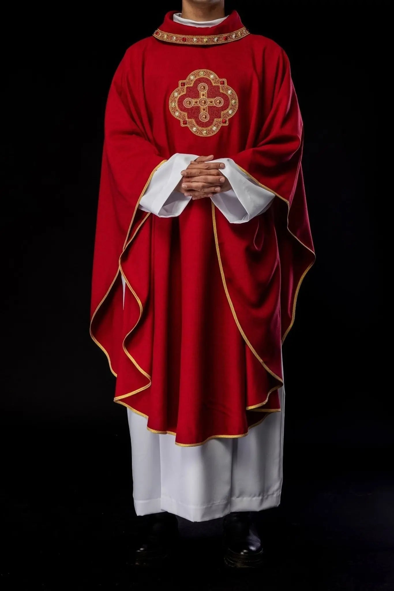 Chasuble rouge avec passepoil brodé sur le col et autour de la broderie de la croix