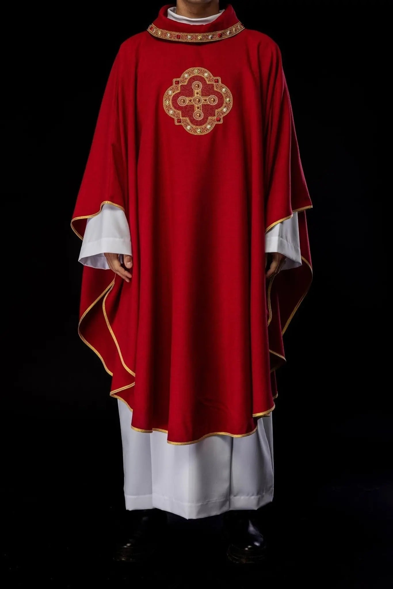 Chasuble rouge avec passepoil brodé sur le col et autour de la broderie de la croix