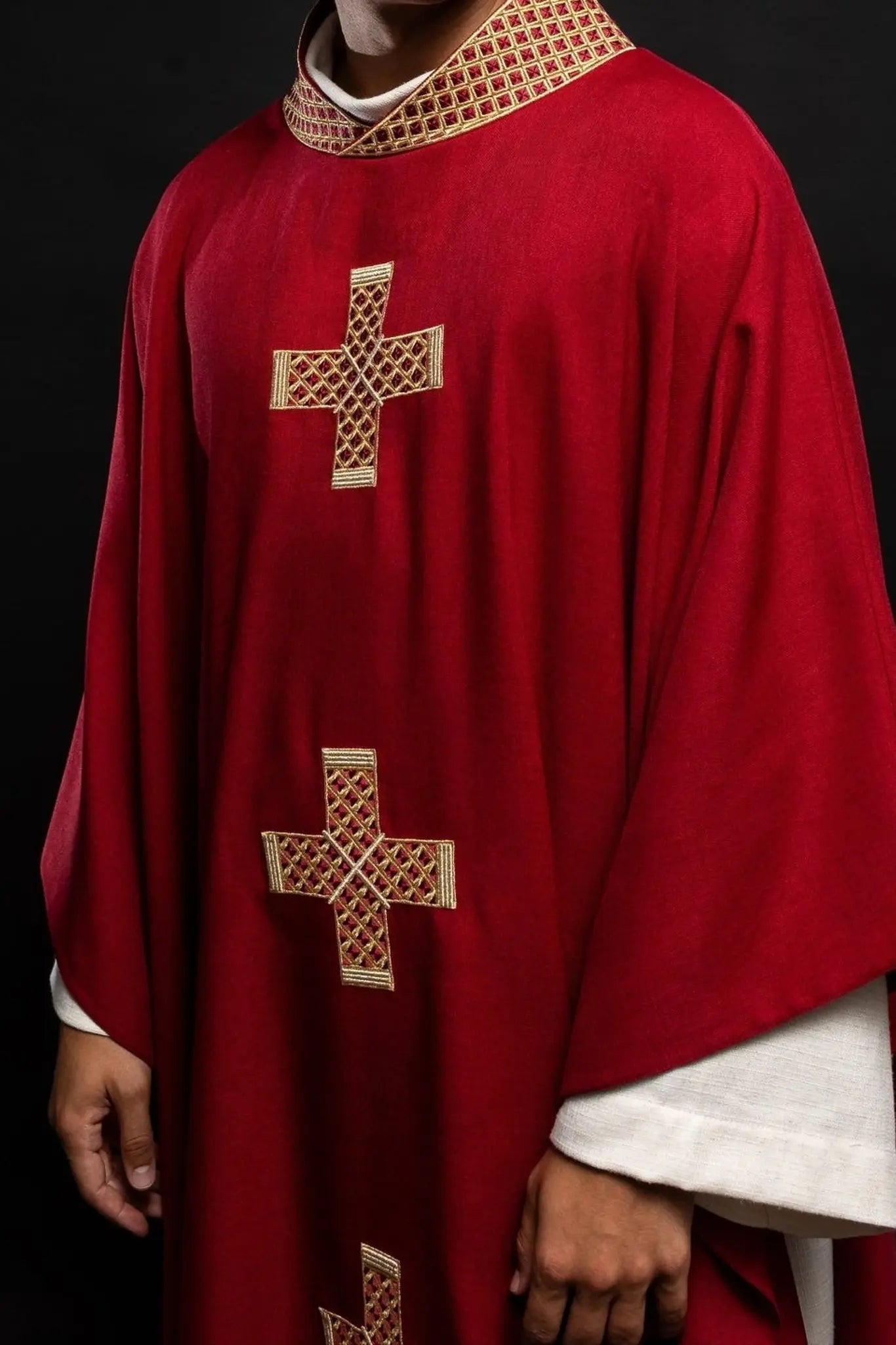 Chasuble rouge avec croix brodées et col