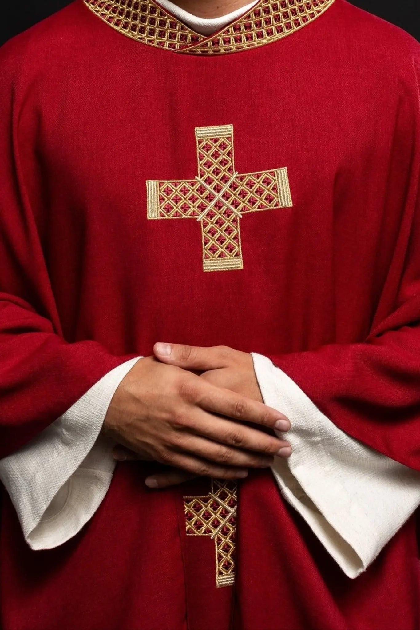 Chasuble rouge avec croix brodées et col