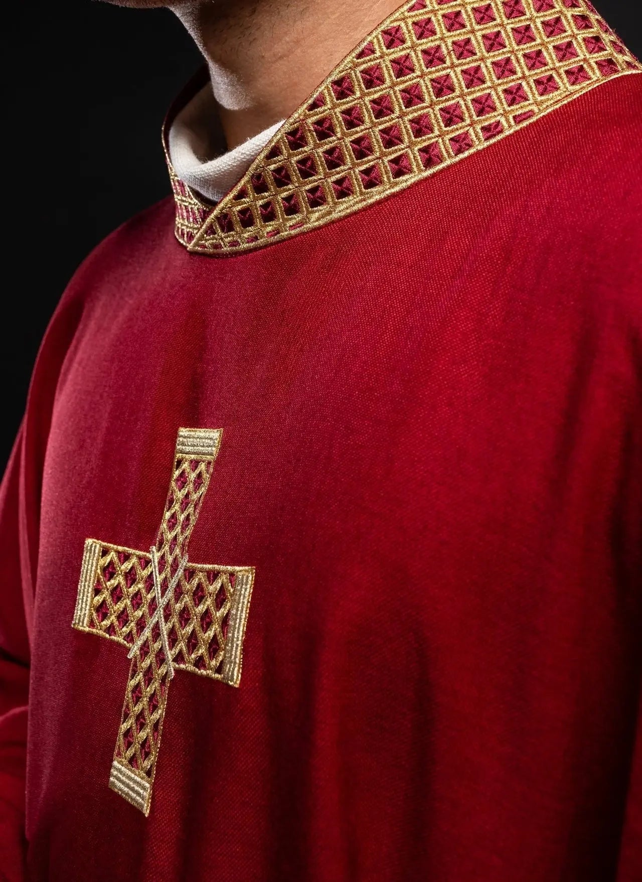 Chasuble rouge avec croix brodées et col