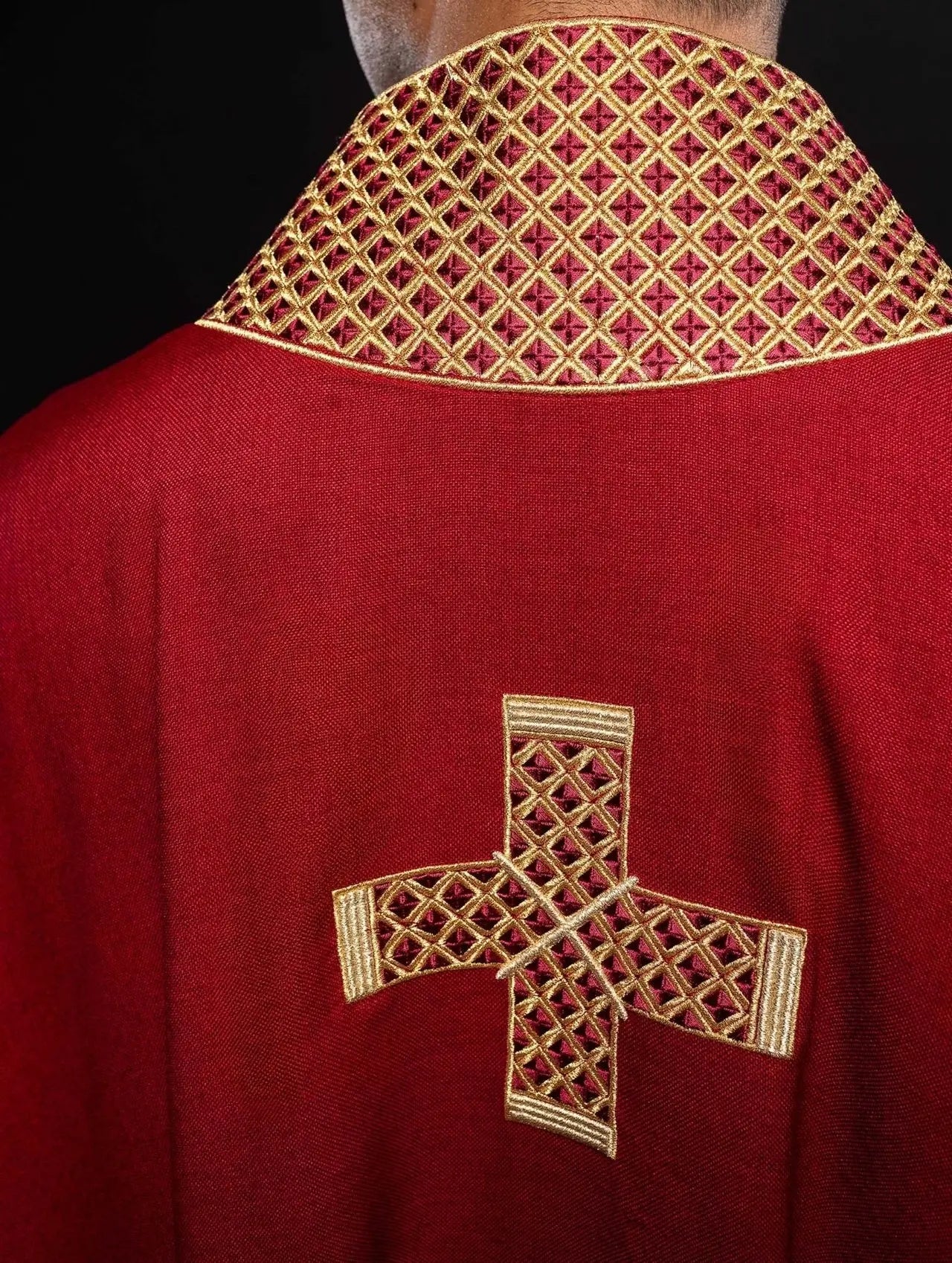 Chasuble rouge avec croix brodées et col