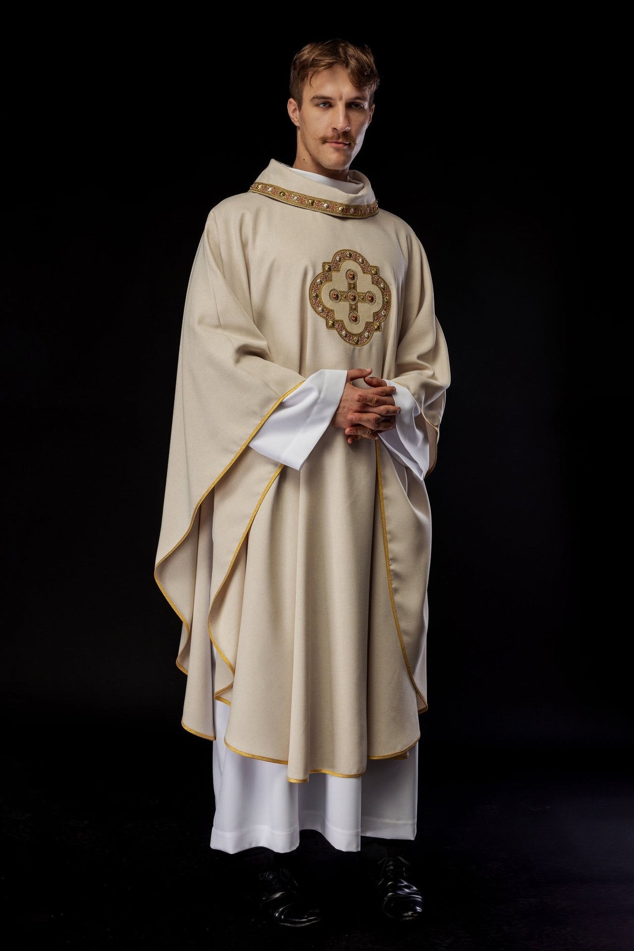 Ornat w kolorze ecru z haftowaną lamówką na kołnierzu i wokół haftu krzyża