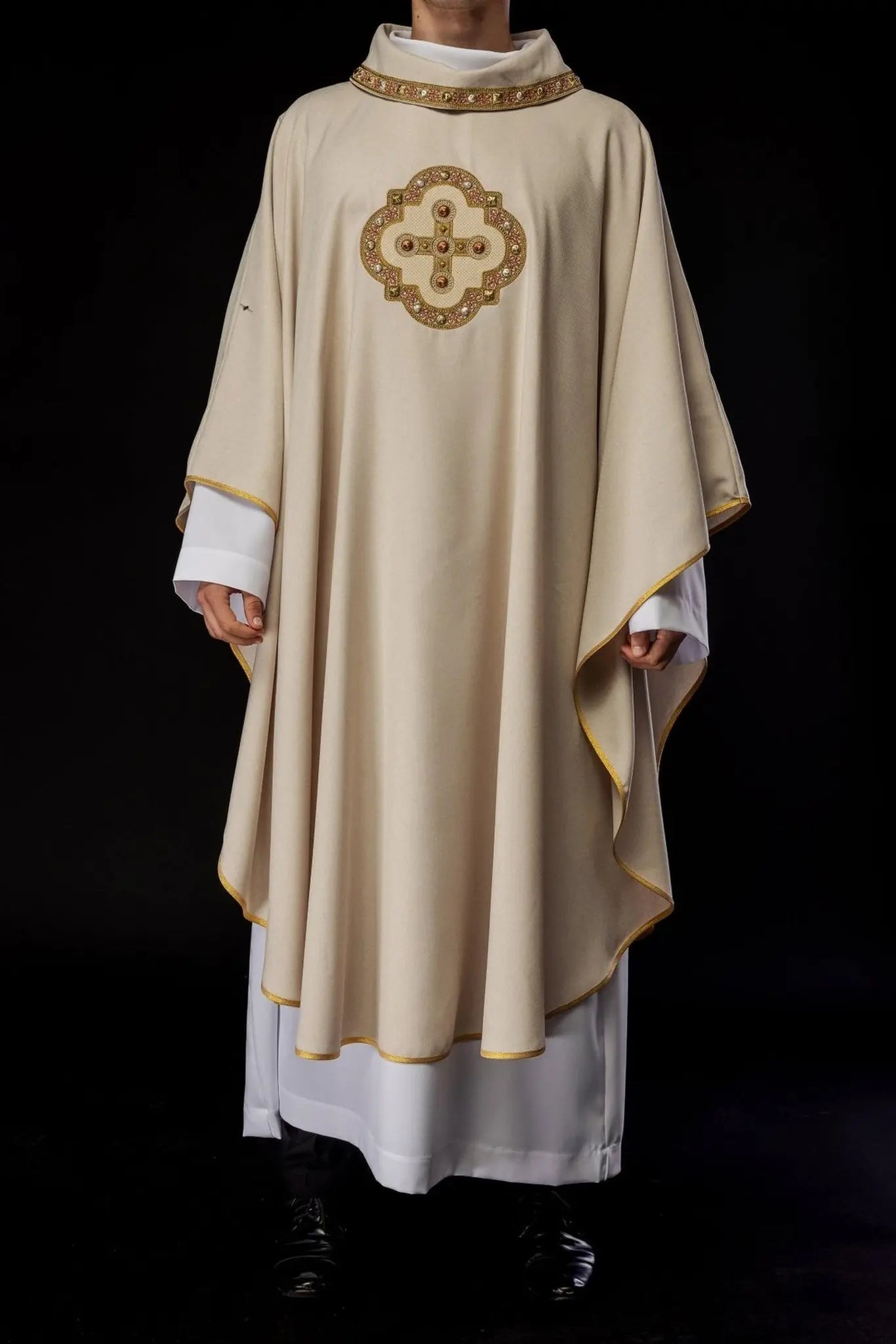 Chasuble de couleur écrue avec bordure brodée sur le col et autour de la broderie de la croix