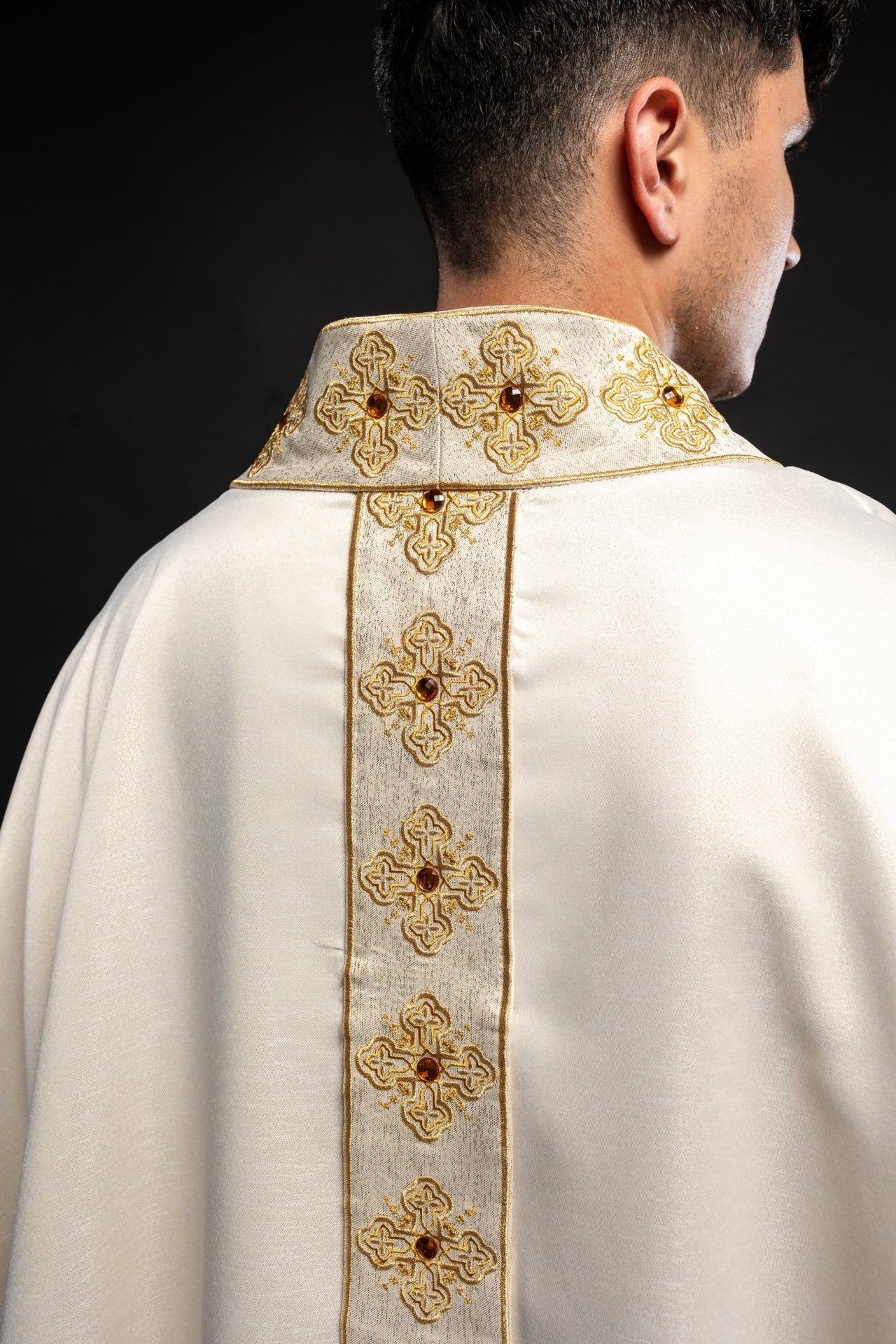 Ornat w kolorze ecru z haftowanym pasem i kołnierzem ozdobiony kamieniami