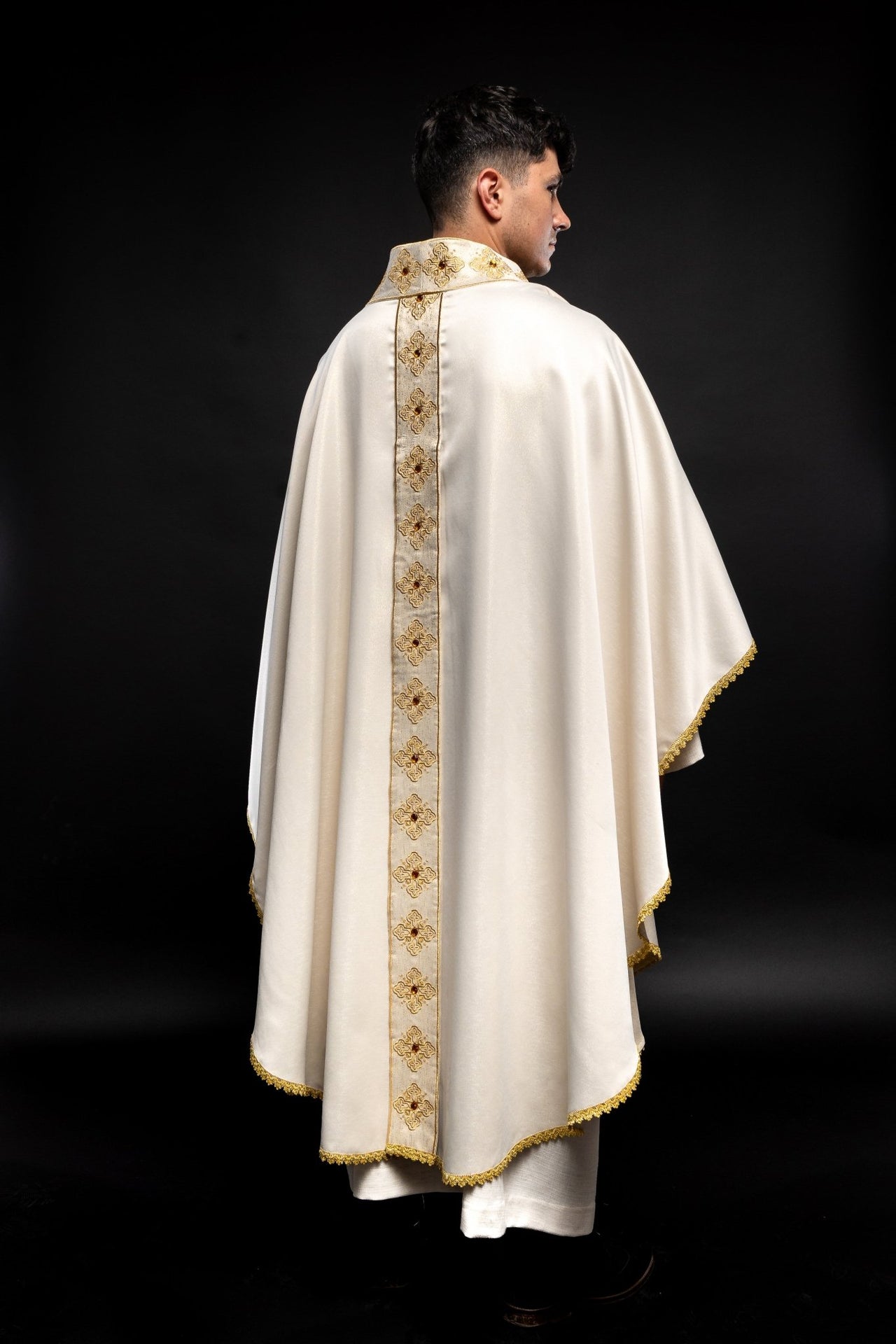 Ornat w kolorze ecru z haftowanym pasem i kołnierzem ozdobiony kamieniami