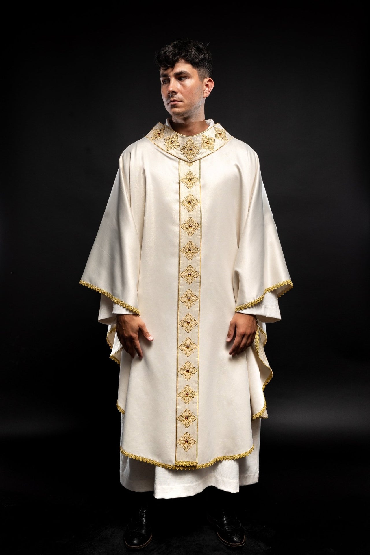 Ornat w kolorze ecru z haftowanym pasem i kołnierzem ozdobiony kamieniami