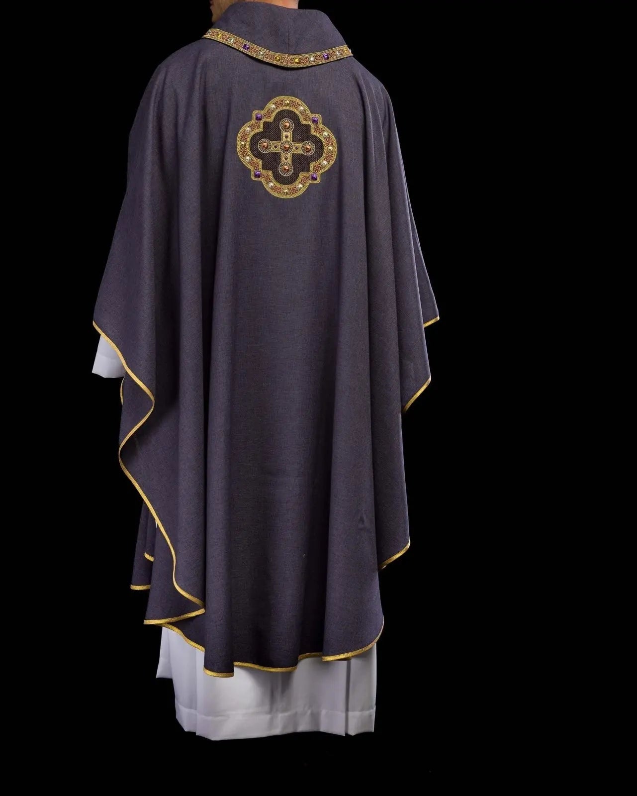 Chasuble violette avec passepoil brodé sur le col et autour de la broderie de la croix