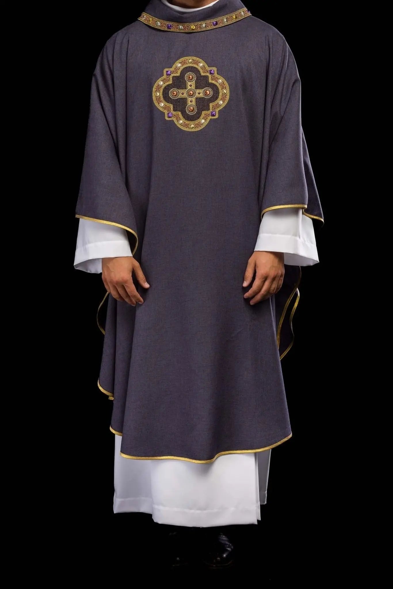 Chasuble violette avec passepoil brodé sur le col et autour de la broderie de la croix