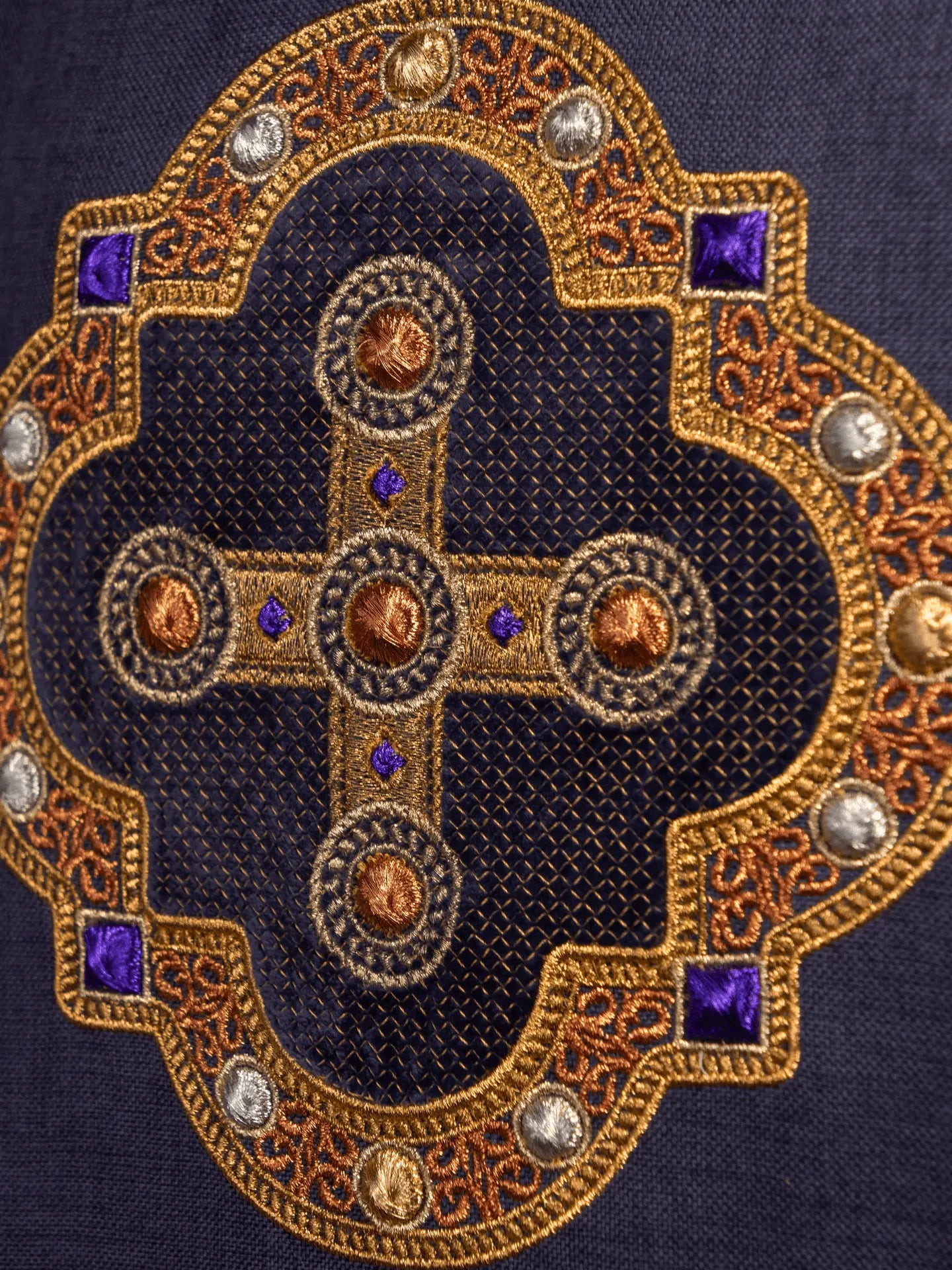 Chasuble violette avec passepoil brodé sur le col et autour de la broderie de la croix