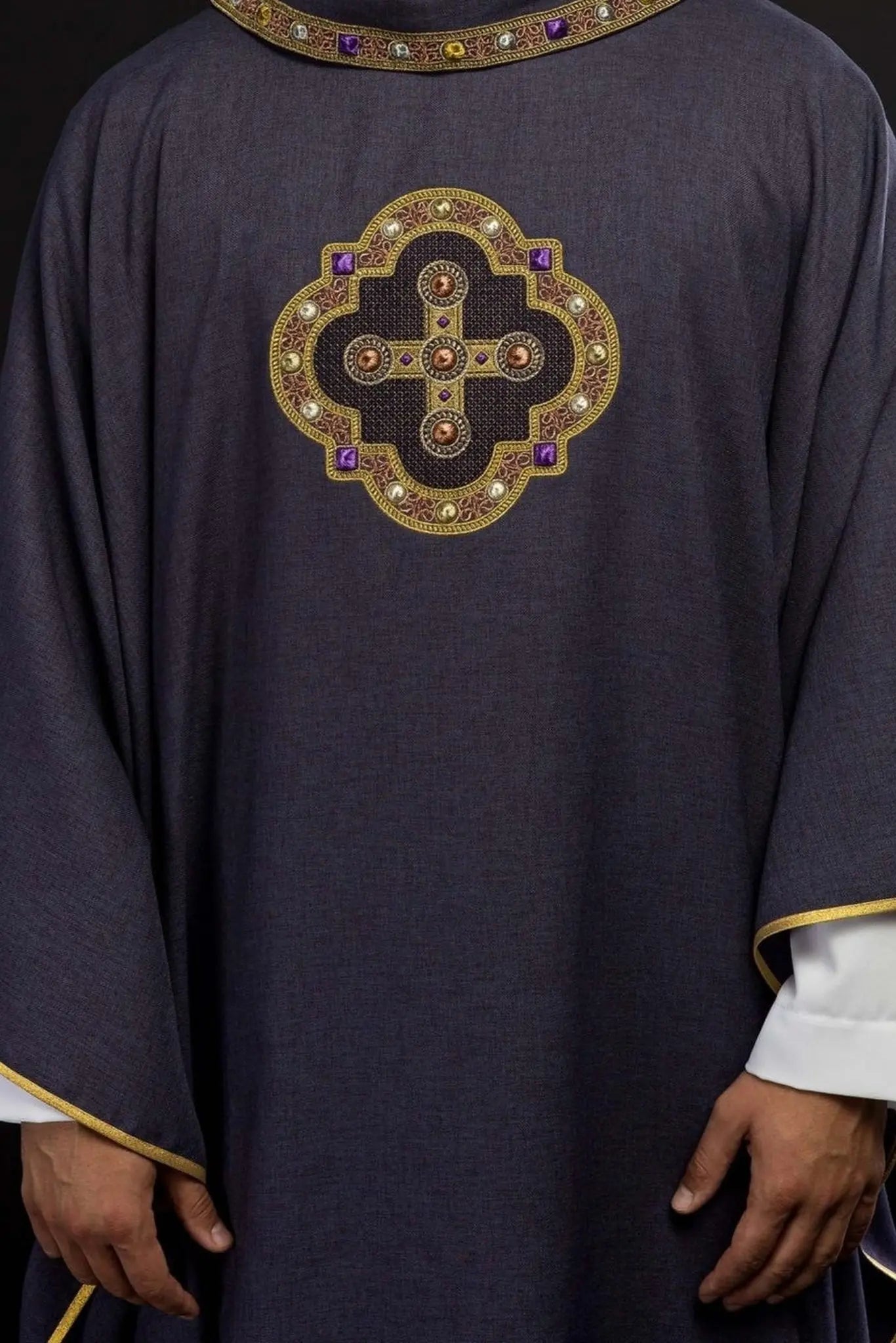 Chasuble violette avec passepoil brodé sur le col et autour de la broderie de la croix