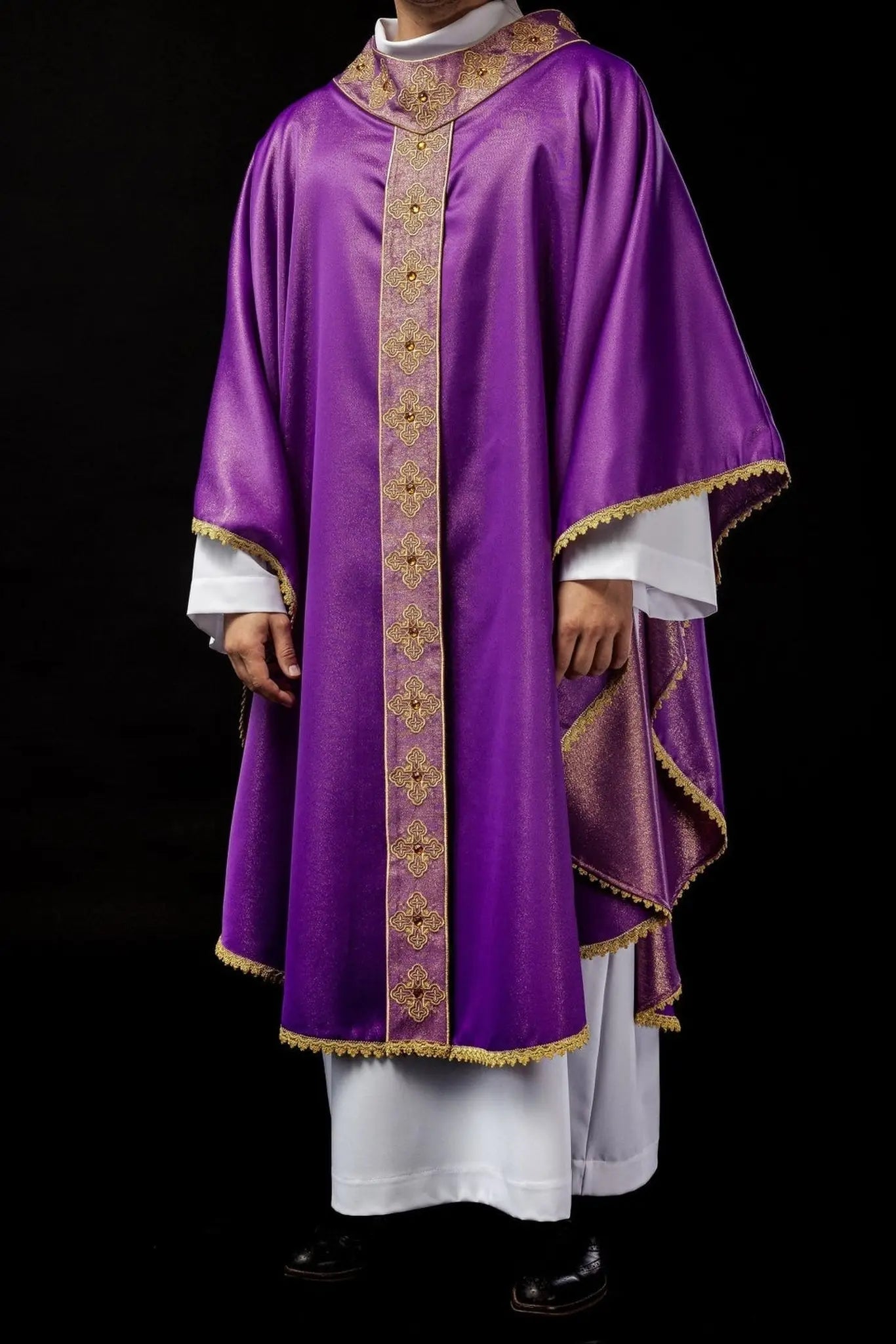 Chasuble violette avec ceinture brodée et col décoré de pierres