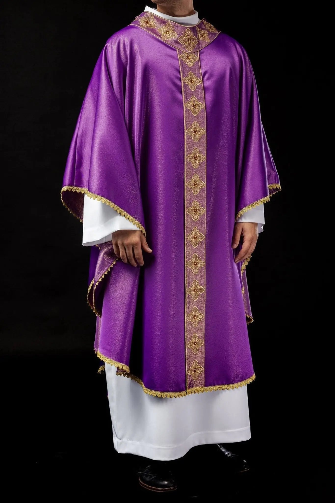 Chasuble violette avec ceinture brodée et col décoré de pierres