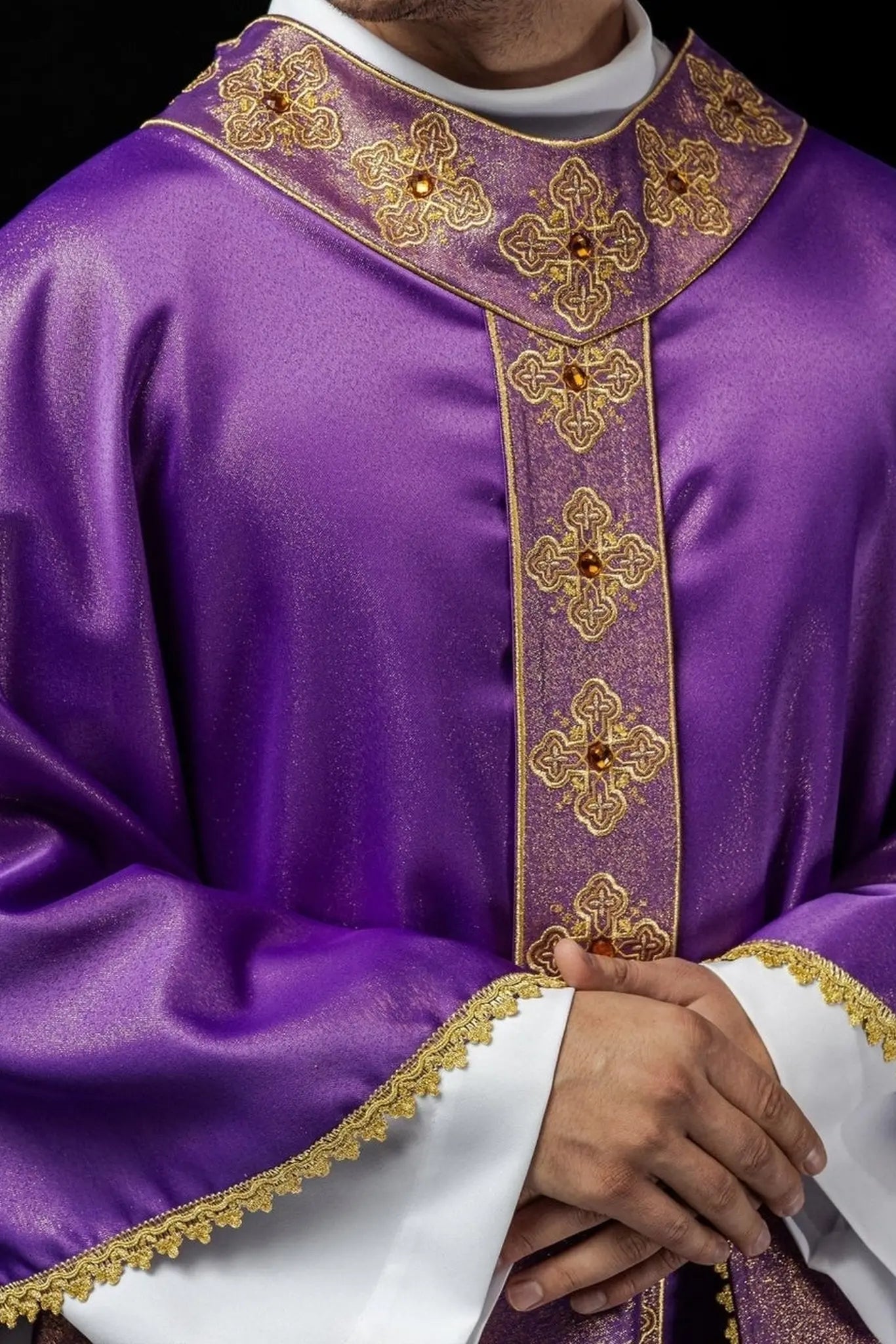 Chasuble violette avec ceinture brodée et col décoré de pierres