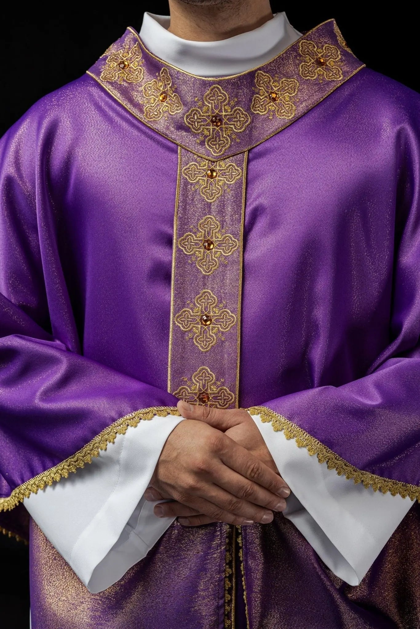 Chasuble violette avec ceinture brodée et col décoré de pierres