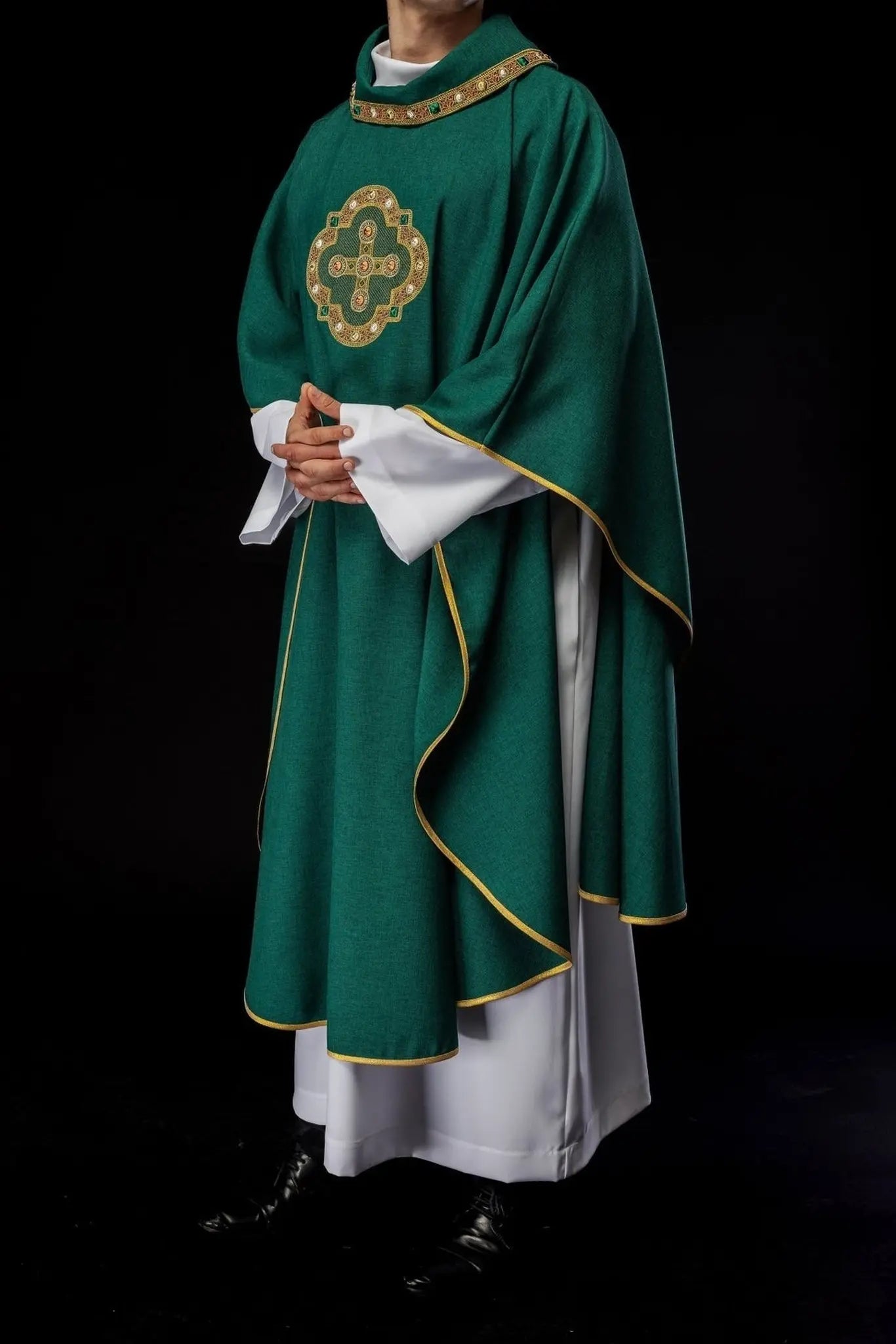 Chasuble verte avec passepoil brodé sur le col et autour de la broderie de la croix