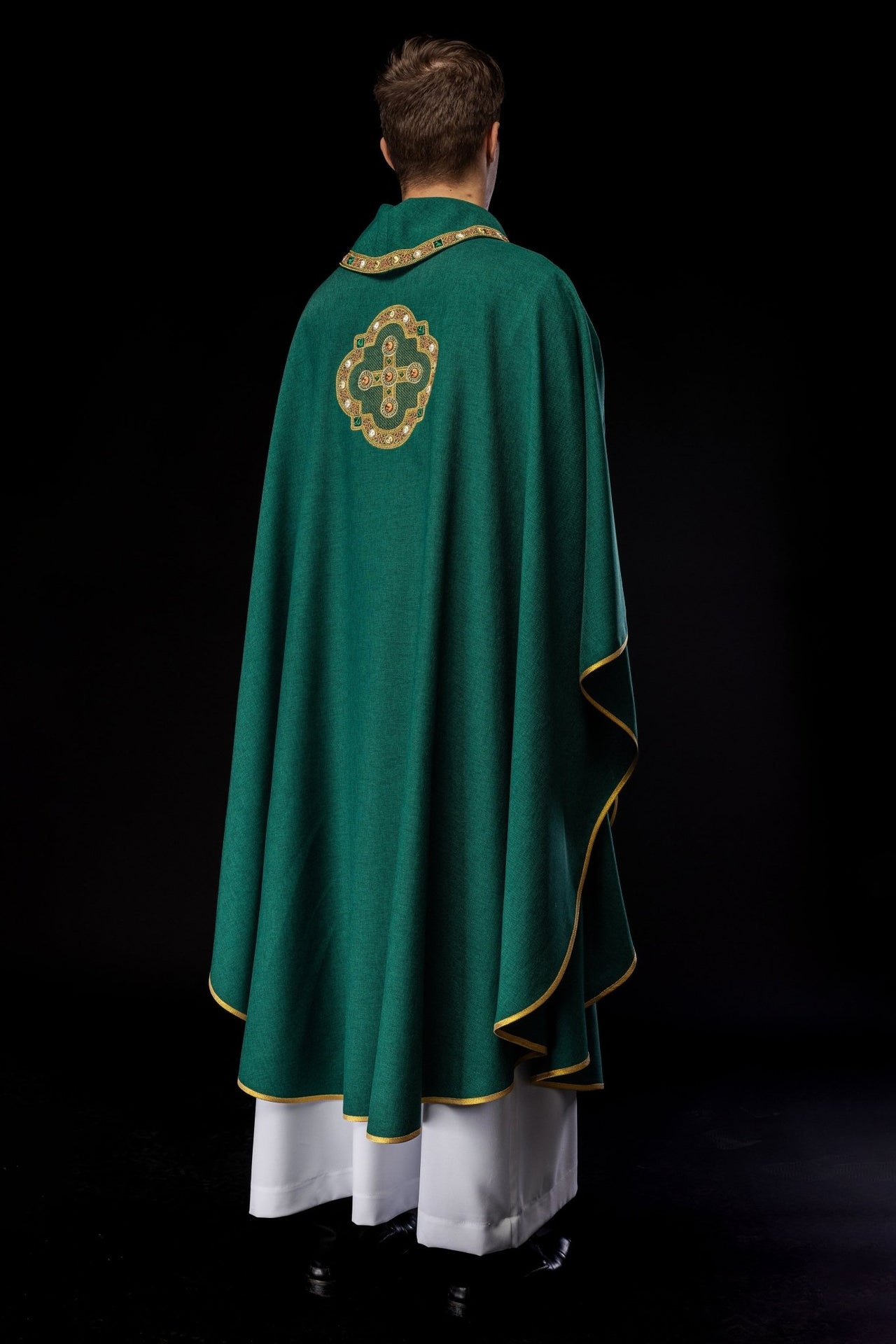 Ornat w kolorze zielonym z haftowaną lamówką na kołnierzu i wokół haftu krzyża