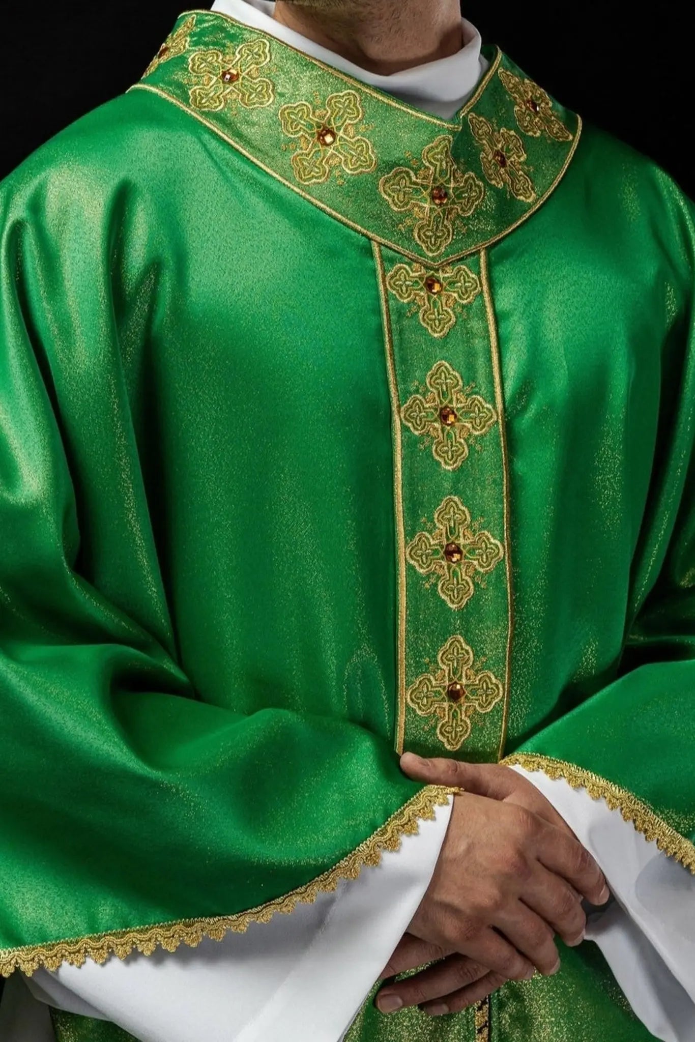 Chasuble verte avec ceinture brodée et col décoré de pierres