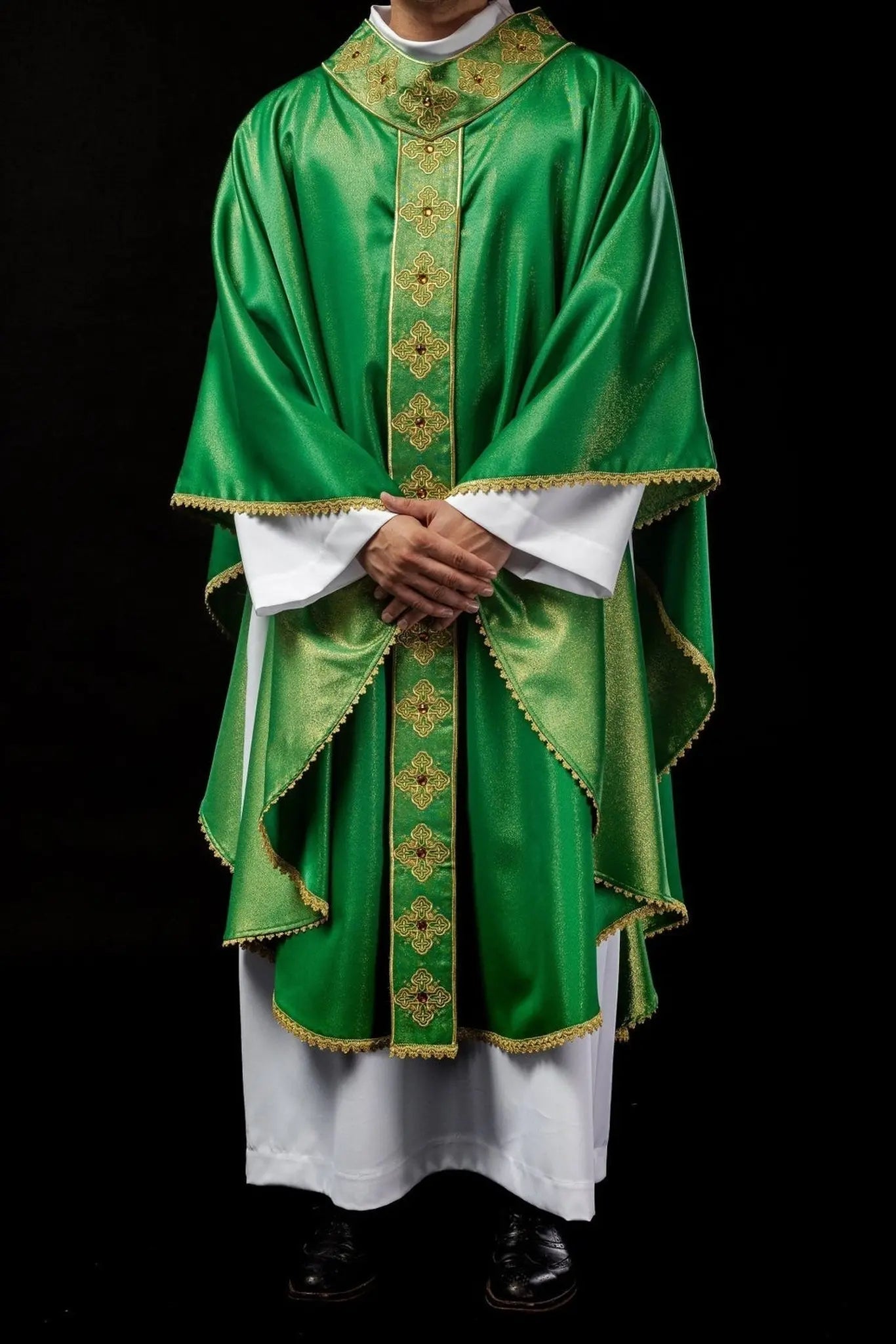 Chasuble verte avec ceinture brodée et col décoré de pierres