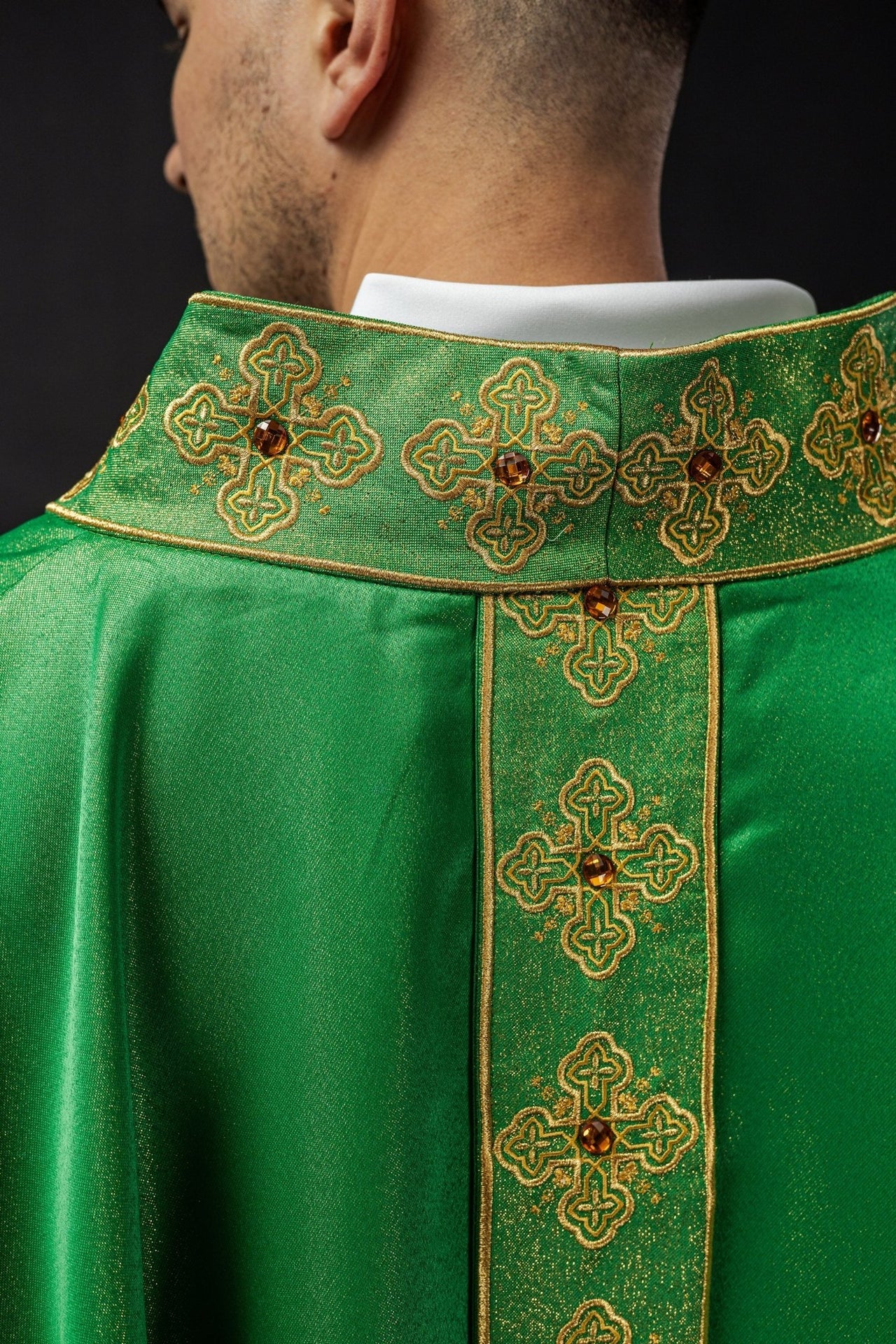 Ornat w kolorze zielonym z haftowanym pasem i kołnierzem ozdobiony kamieniami