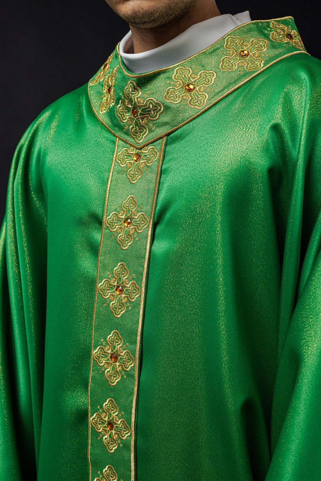 Ornat w kolorze zielonym z haftowanym pasem i kołnierzem ozdobiony kamieniami
