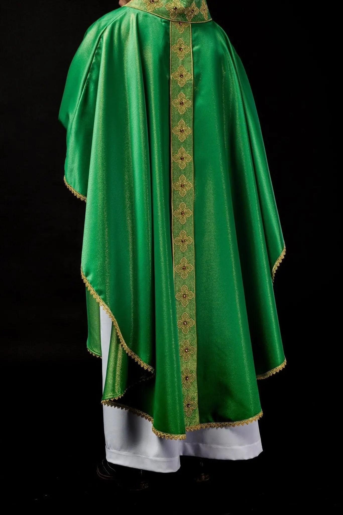 Chasuble verte avec ceinture brodée et col décoré de pierres
