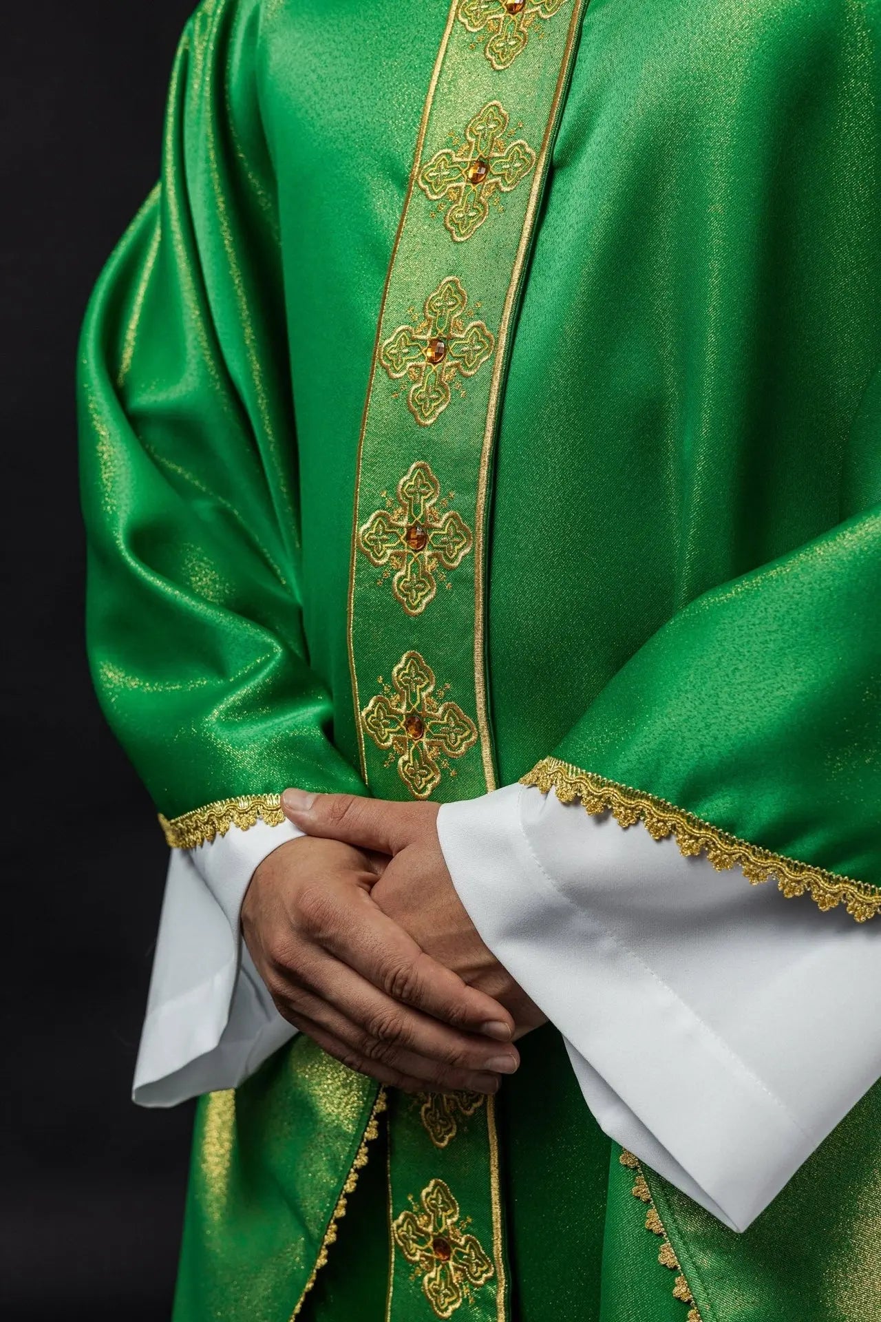 Chasuble verte avec ceinture brodée et col décoré de pierres