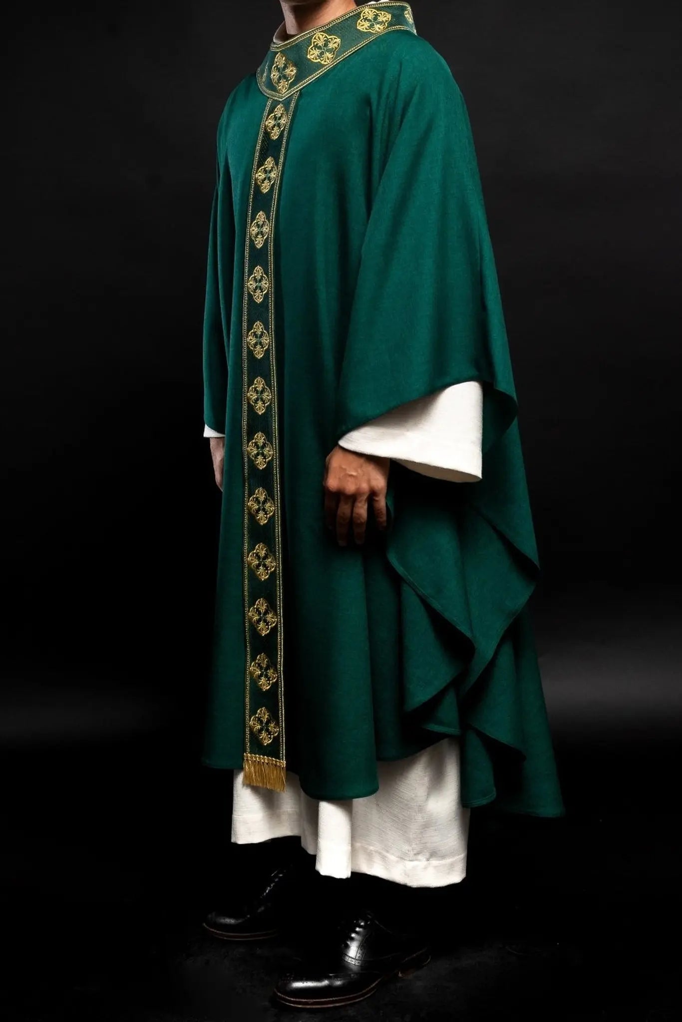 Chasuble verte avec ceinture brodée et col en croix