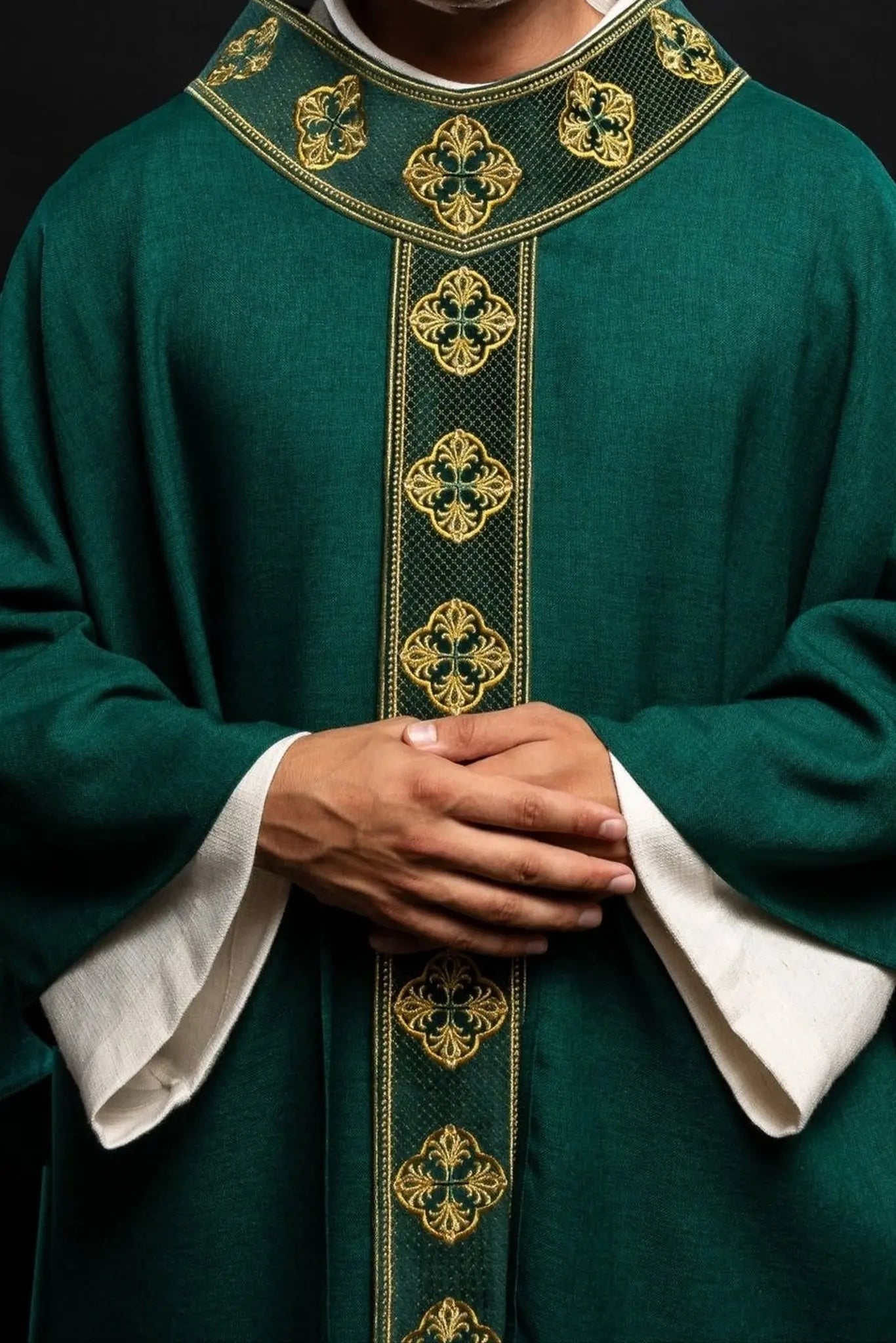 Chasuble verte avec ceinture brodée et col en croix