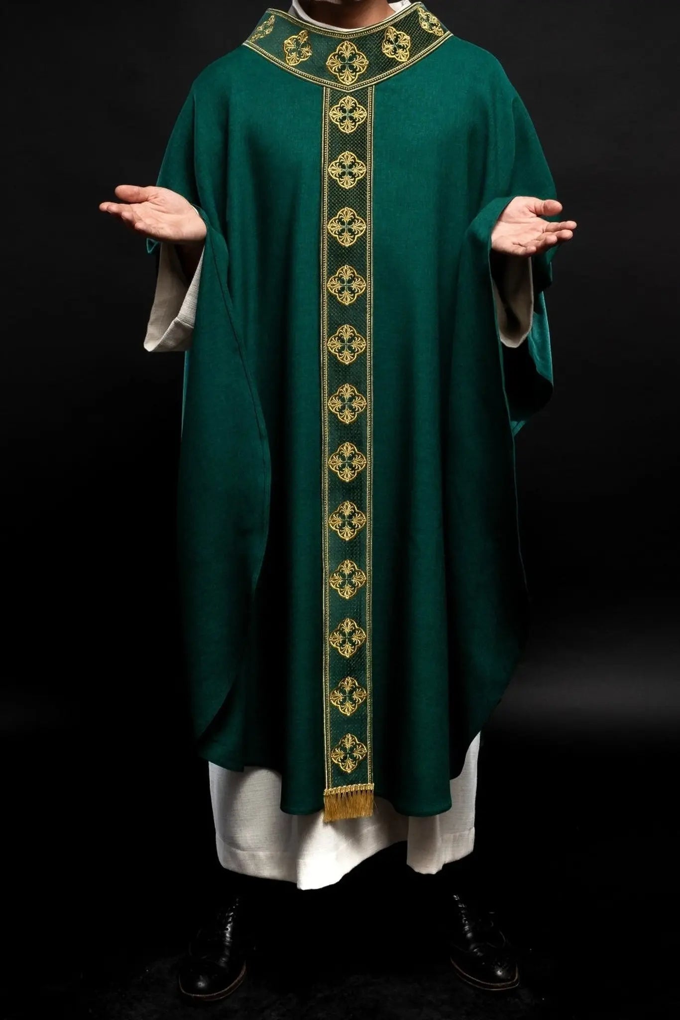 Chasuble verte avec ceinture brodée et col en croix
