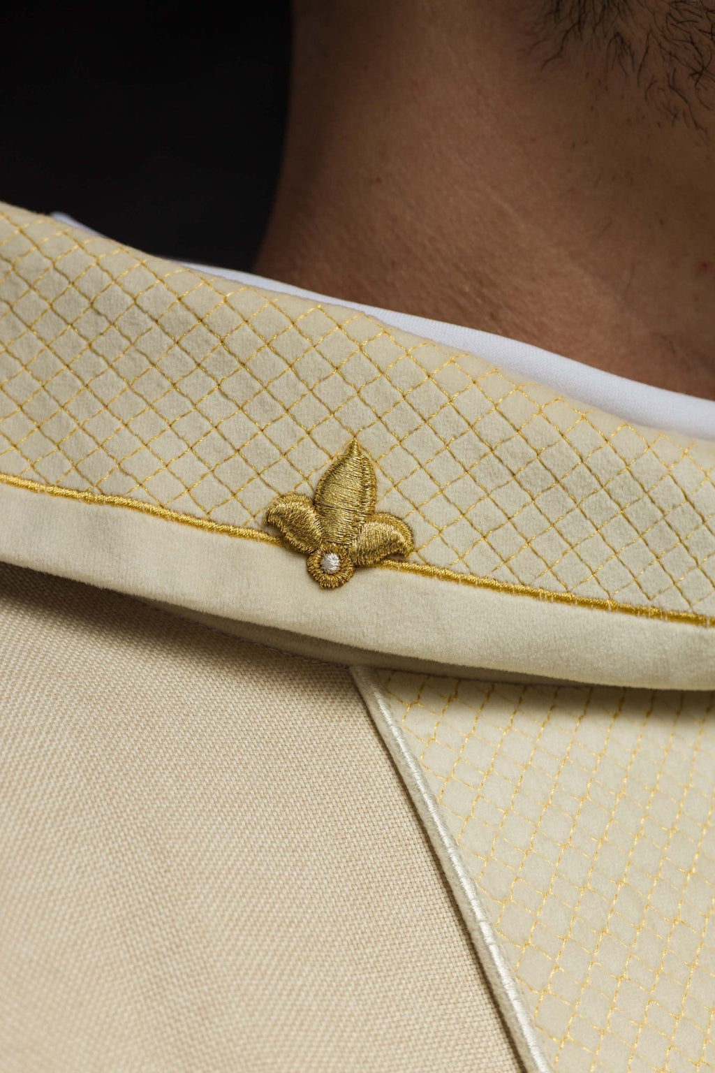 Ornat z aksamitnym ecru pasem i haftem krzyży