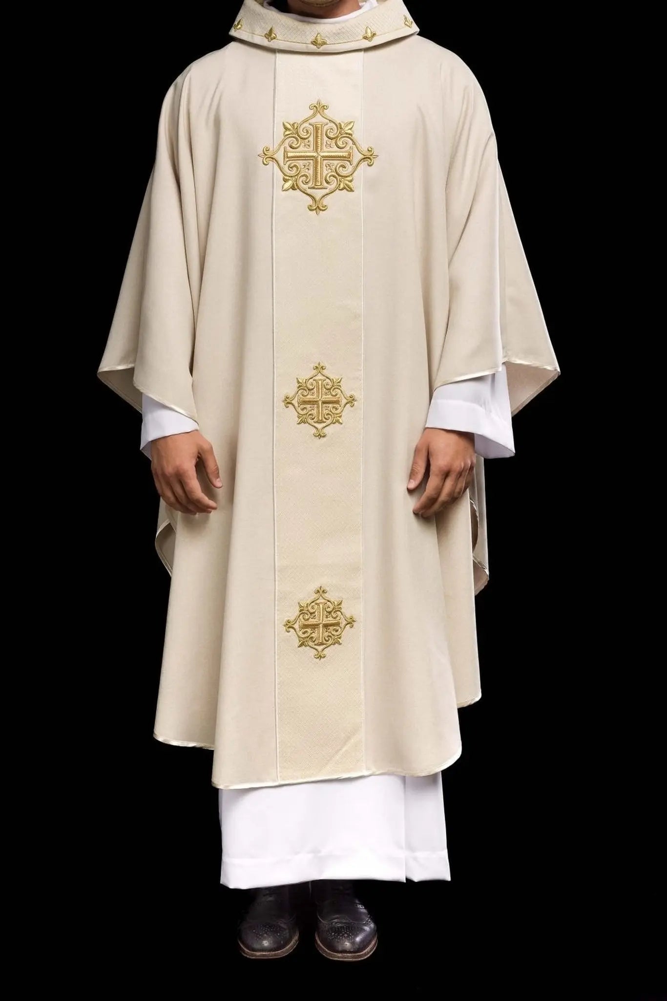 Chasuble avec ceinture en velours écru et broderie de croix